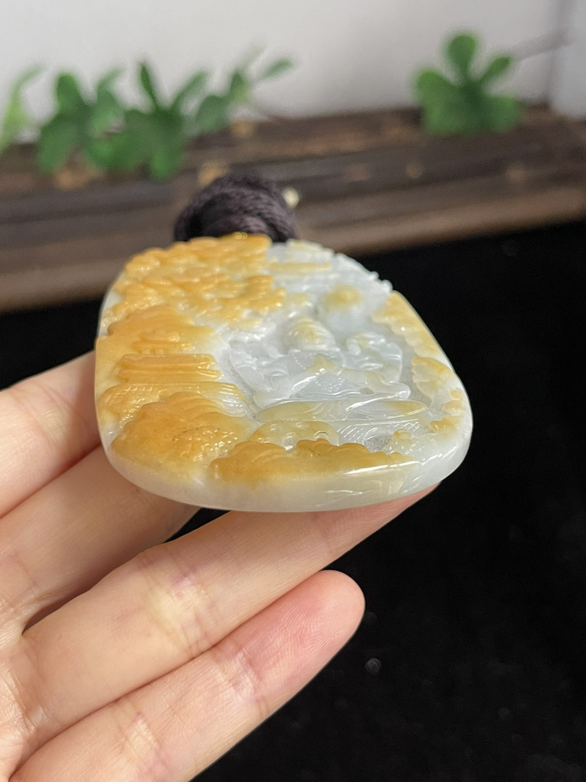 翡翠吊坠，配珠未测,褐黄色颜色成因未定