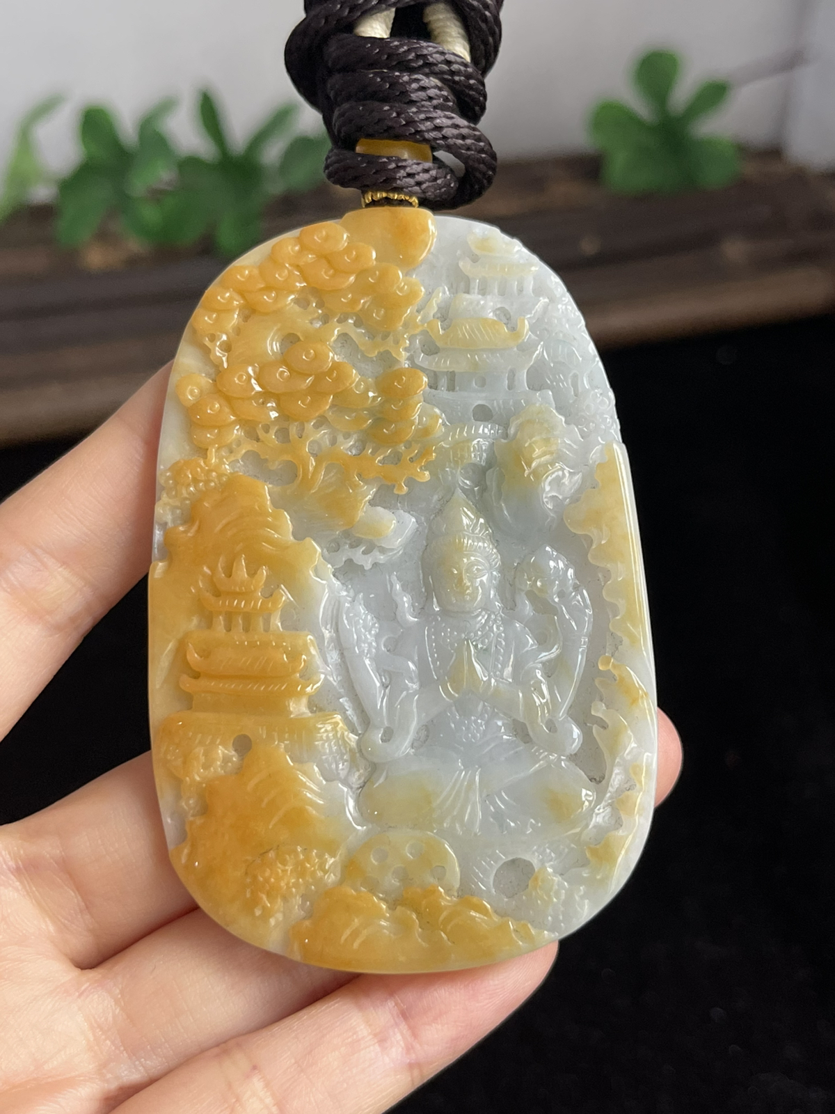 翡翠吊坠，配珠未测,褐黄色颜色成因未定