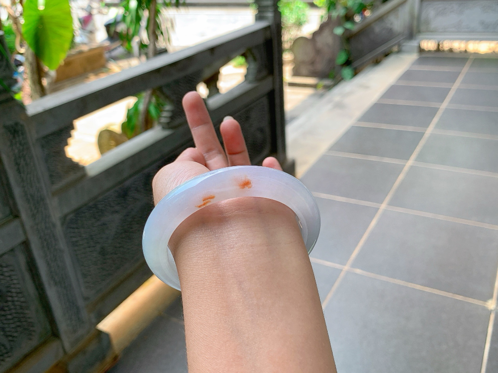 ｜60圈口
冰飘黄翡，两抹枫叶红格外的吸睛，淡淡的底色，美的像一幅画，