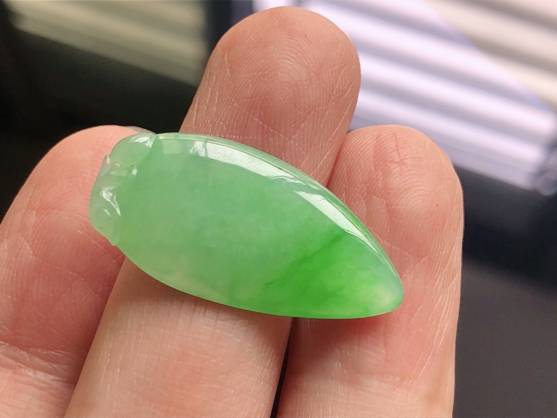 ️ 冰种阳绿福瓜，色泽艳阳，通透水润，玉质细腻，夺目迷人，镶嵌效果，品相，无裂，尺寸28.8*14.5*3.2