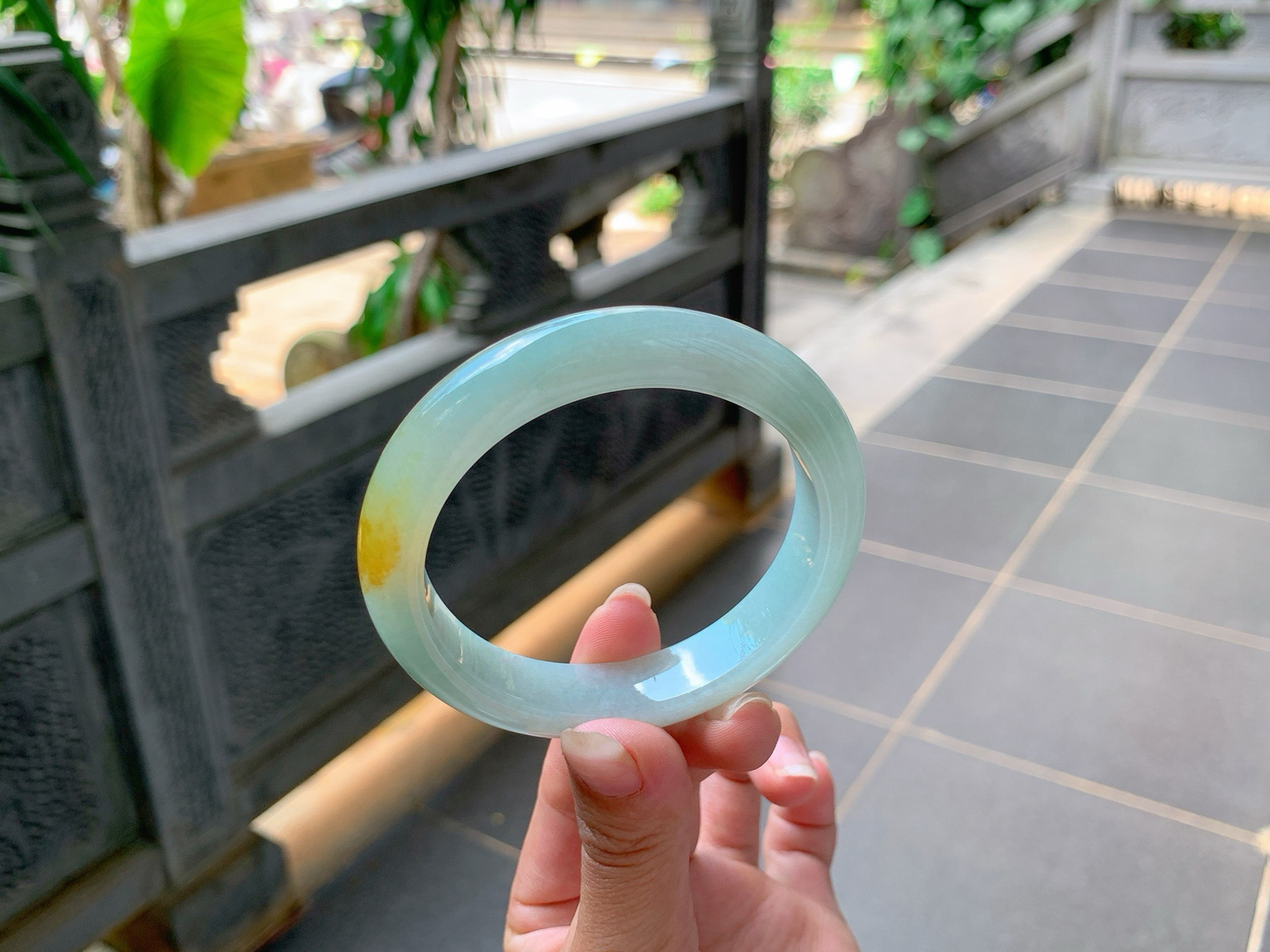 ｜58圈口
冰晴底飘黄翡，色系比较偏古典风格，一抹鸡油黄金灿灿的，