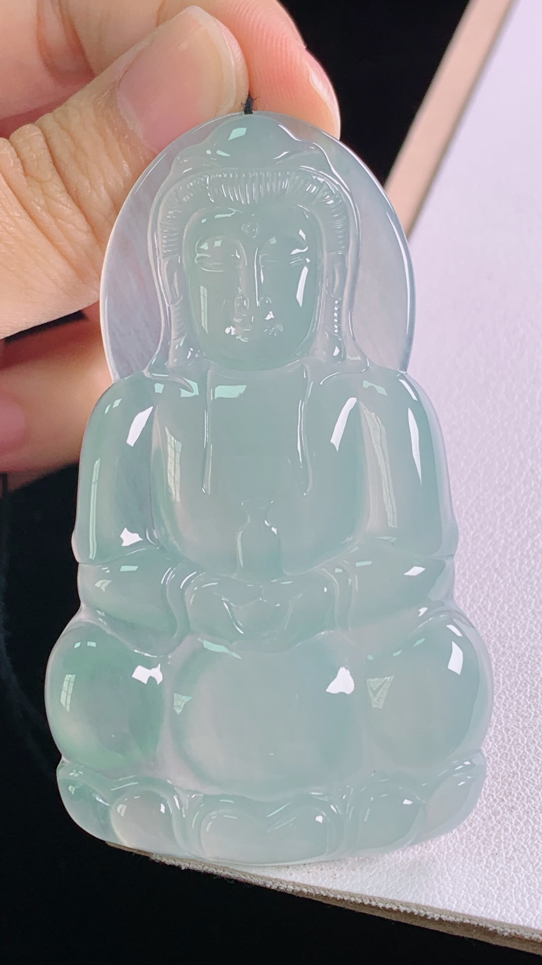 冰蓝观音 冰润荧光，胶感十足，无裂 尺寸:68.2-40.9-5.6mm