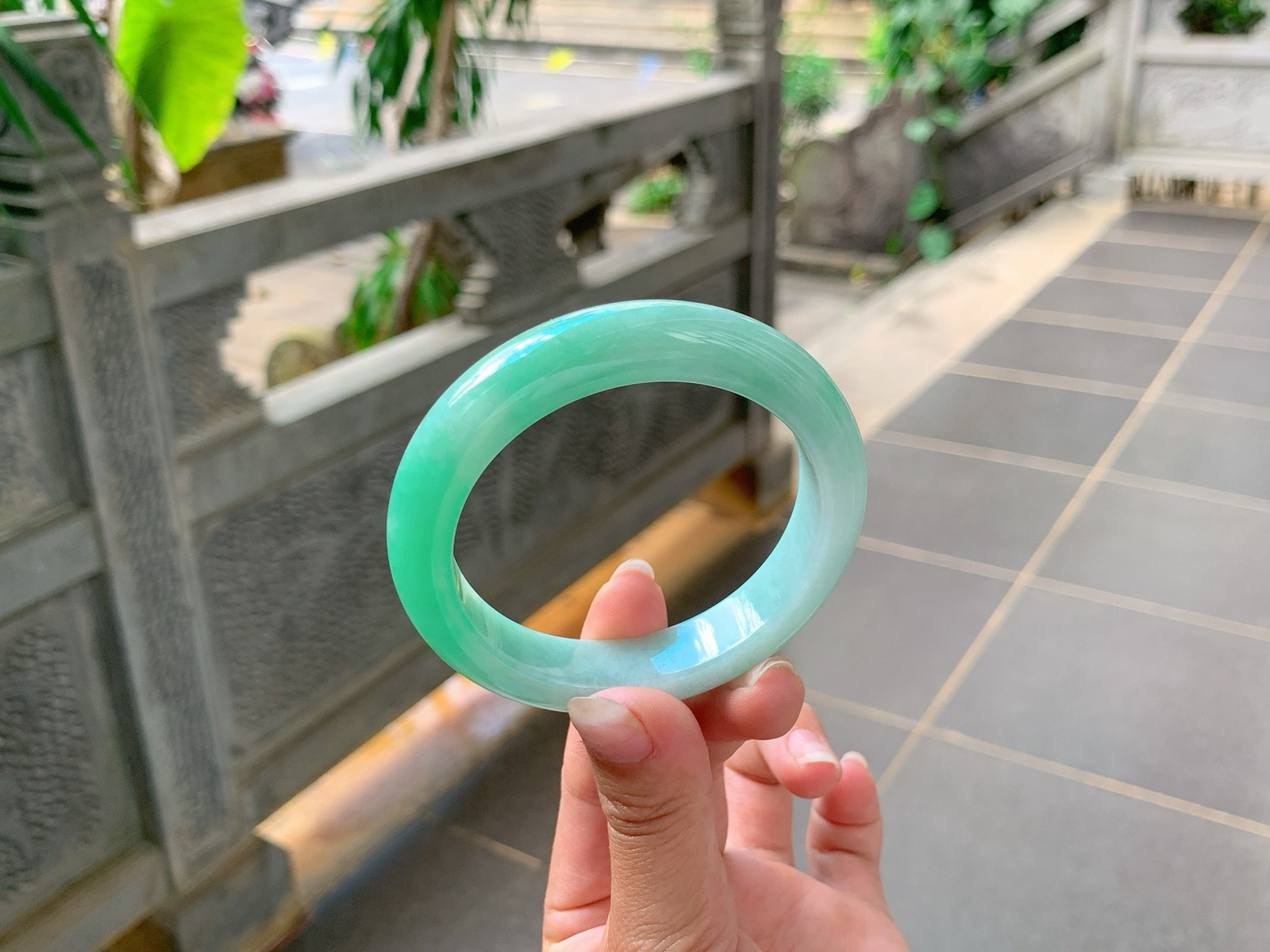 ⭐️｜55圈口
满色手镯，色泽分明，贵气感满满，底妆细腻冰润