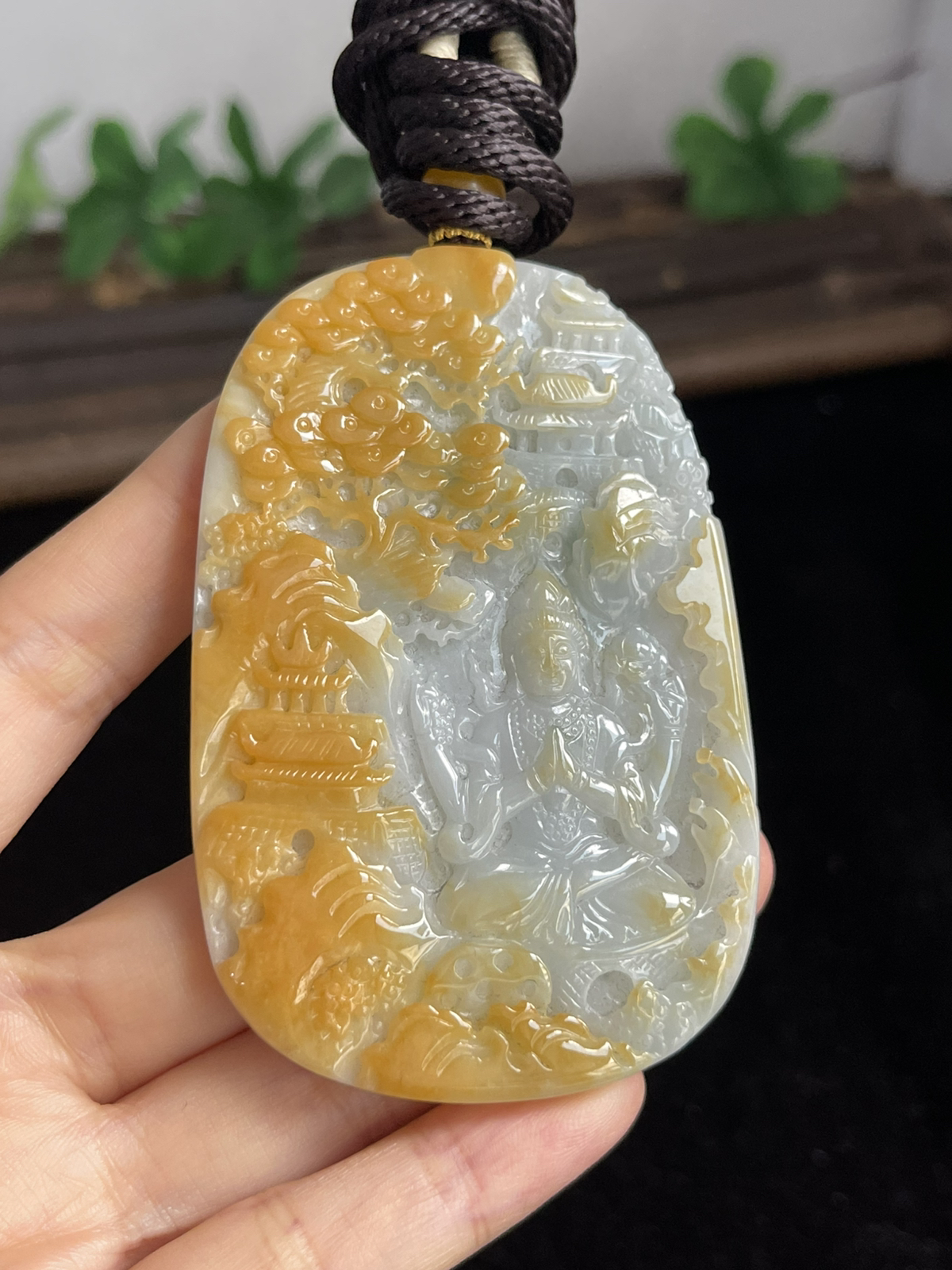 翡翠吊坠，配珠未测,褐黄色颜色成因未定