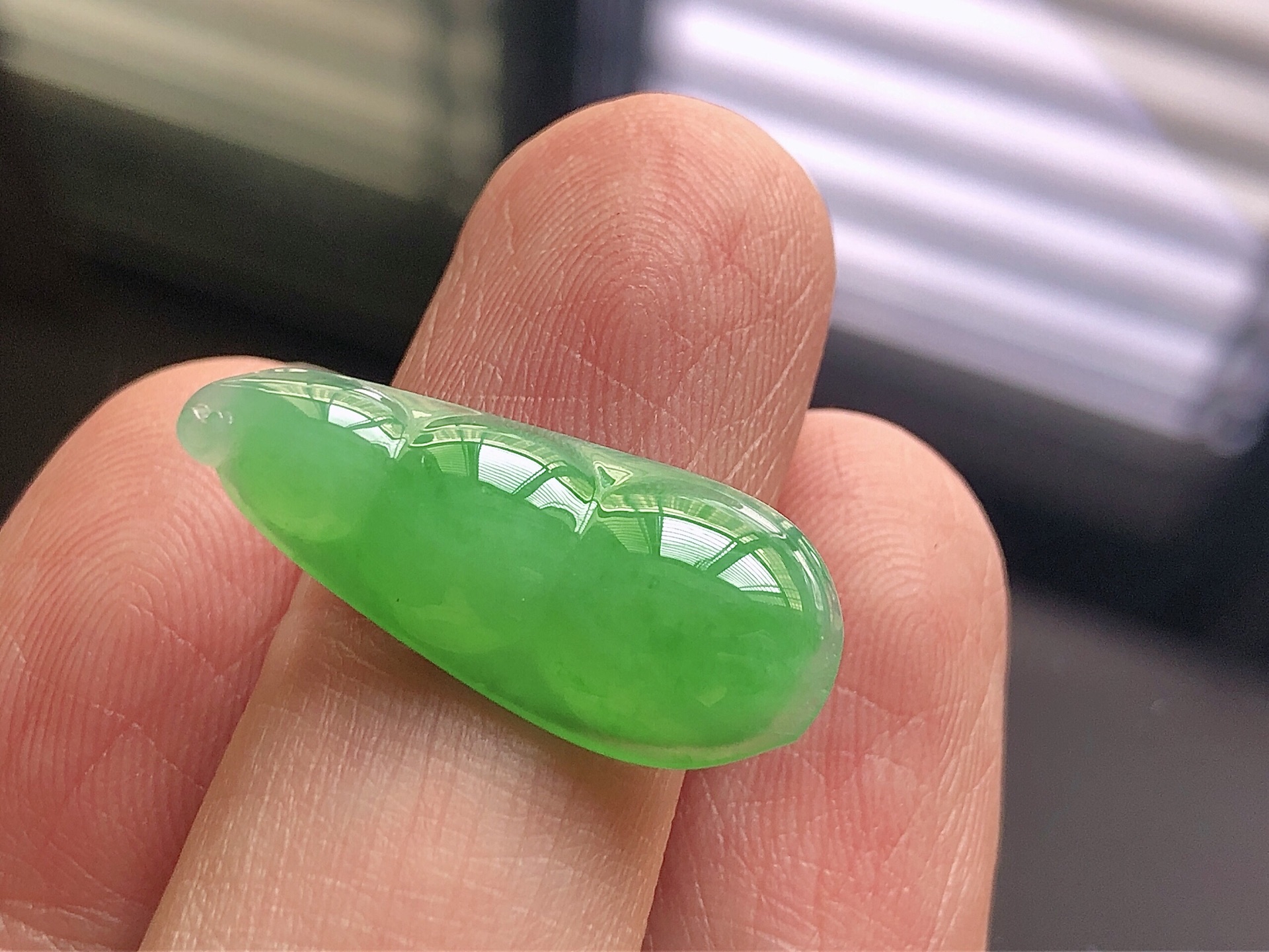 ️ 阳绿福豆， 色泽艳阳，通透水润，玉质细腻，夺目迷人，镶嵌效果，品相，无裂，尺寸24.7*10.