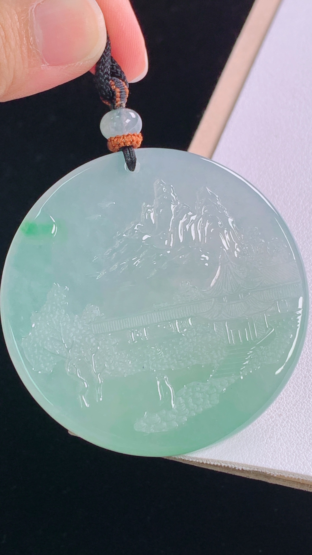 冰晴山水牌 水润清爽，雕工精湛，无裂 尺寸:54.6-5.7mm