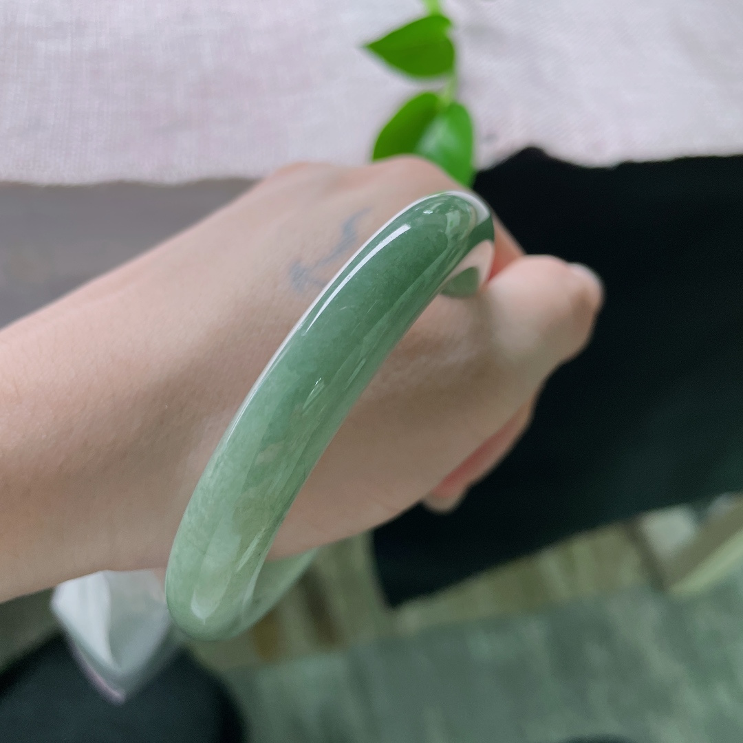 56.8/10.2/8.9，油青正圈，水润，细腻，优雅，一点色线，ss53205a