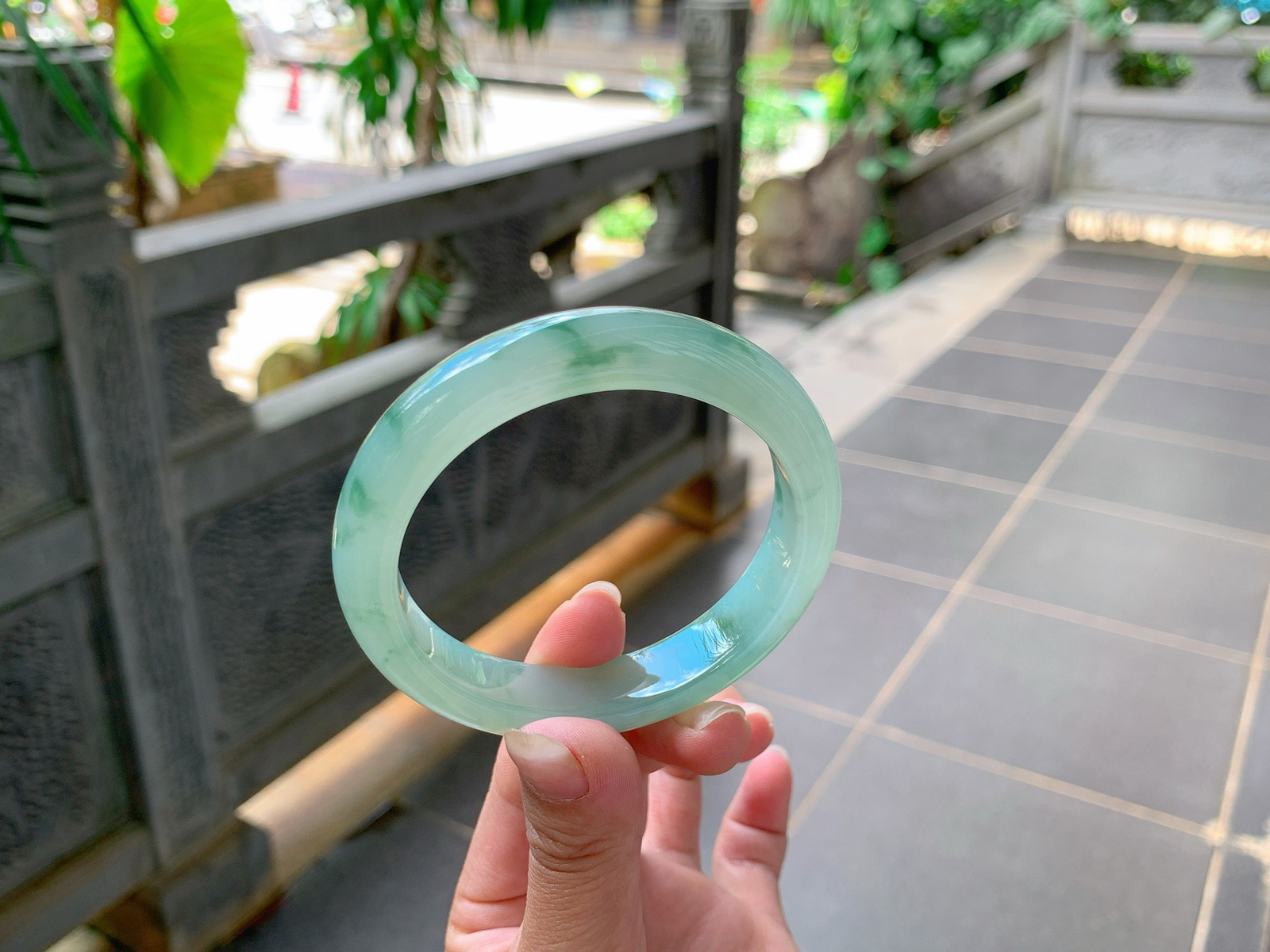 ｜56圈口
冰飘花翡翠手镯，飘绿花，花色散落飘逸灵动清新，整体冰冰润润的，
