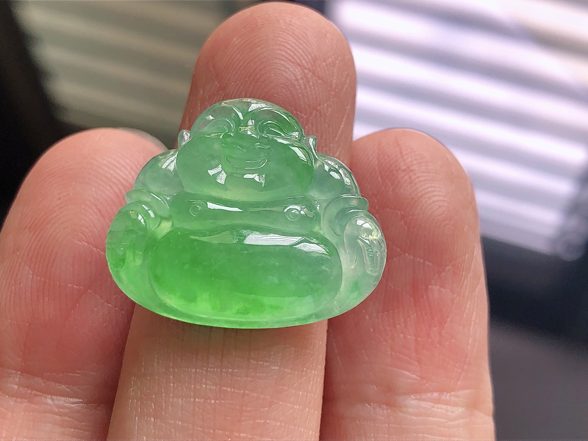 ️ 冰种阳绿佛公， 色泽艳阳，通透水润，玉质细腻，夺目迷人，雕工精湛，面相慈祥大气，品相，无裂，尺寸22.6*19.1*4.8