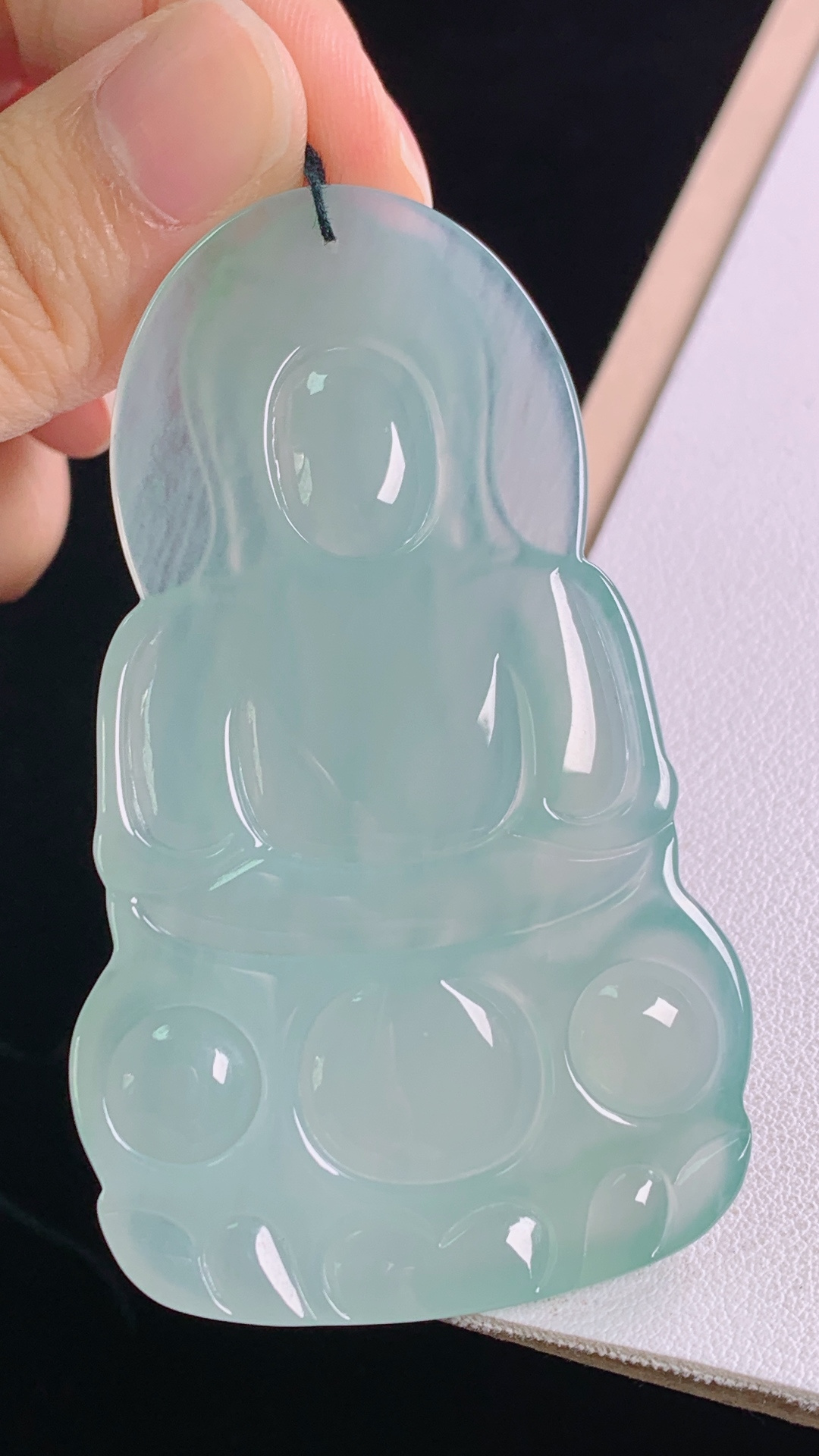 冰蓝观音 冰润荧光，胶感十足，无裂 尺寸:68.2-40.9-5.6mm