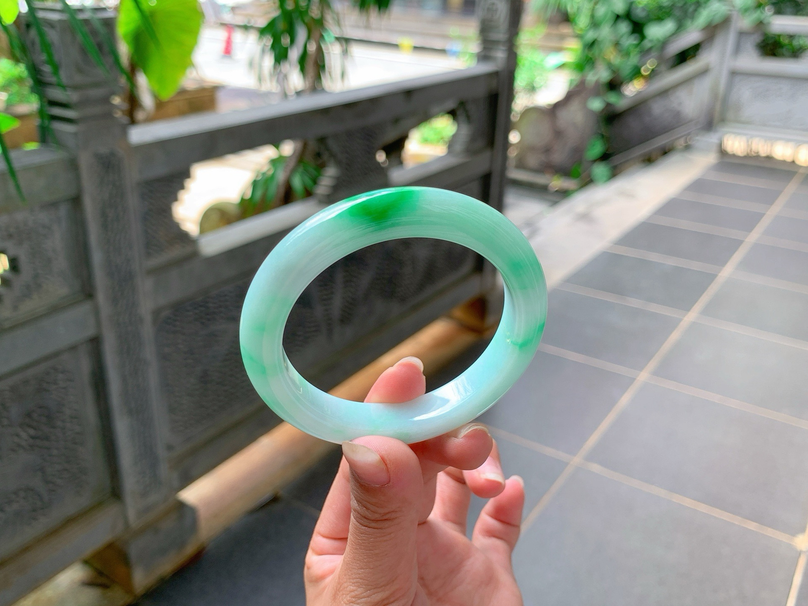 ｜55圈口
白底青，飘阳绿花，抢眼大气，底妆细腻光滑，富贵感满满，