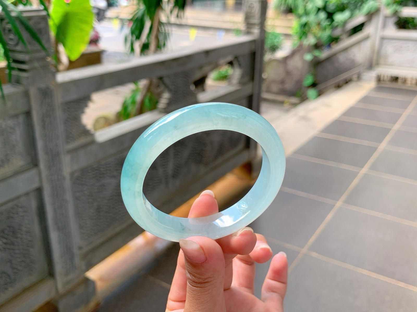 ｜56圈口
冰飘花翡翠手镯，飘水墨画，水润透亮，诗情画意的美感满满的，