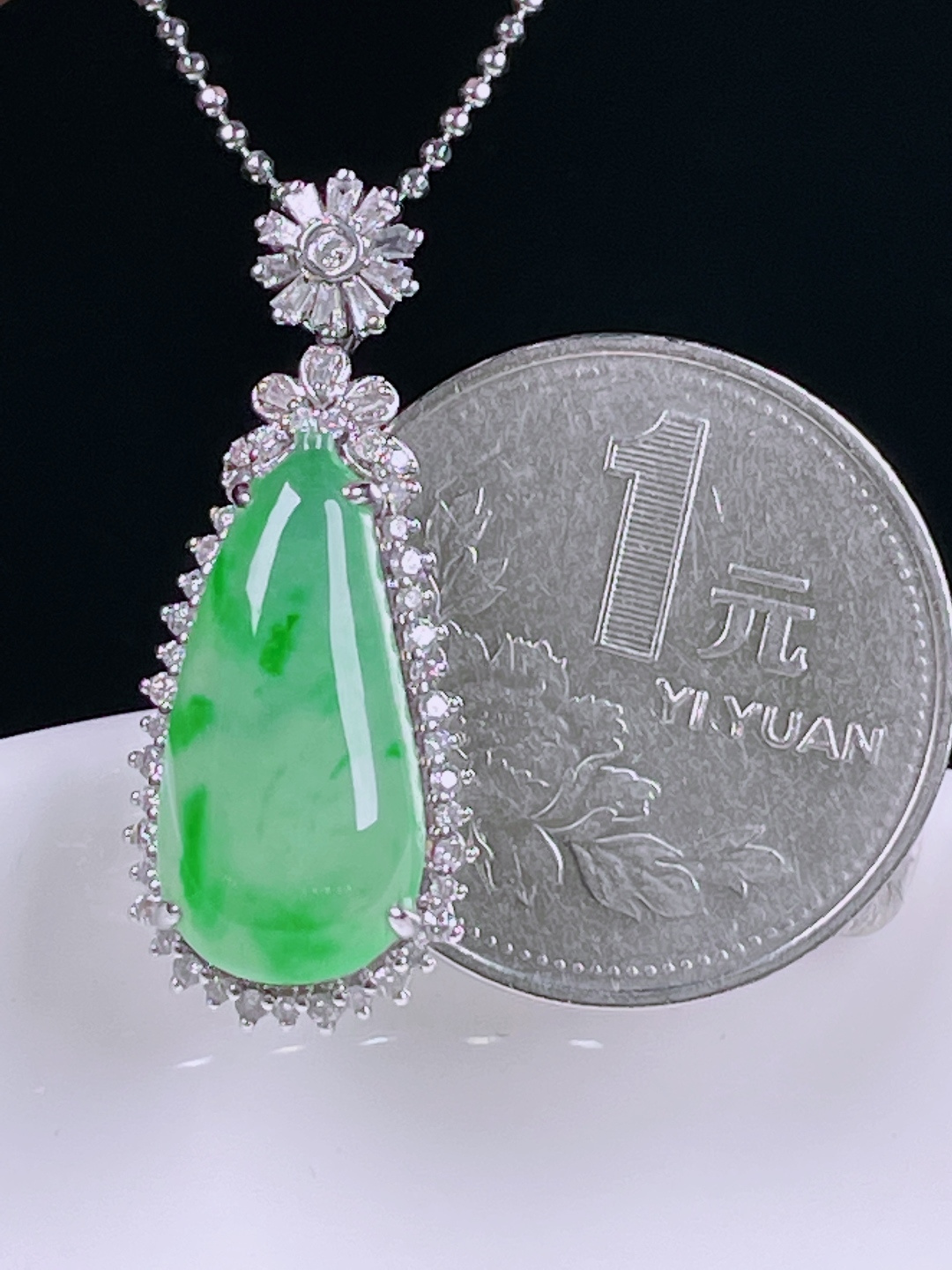 冰绿福瓜，老种起光，细底通透，尺寸：31/12.8/8.7mm0607