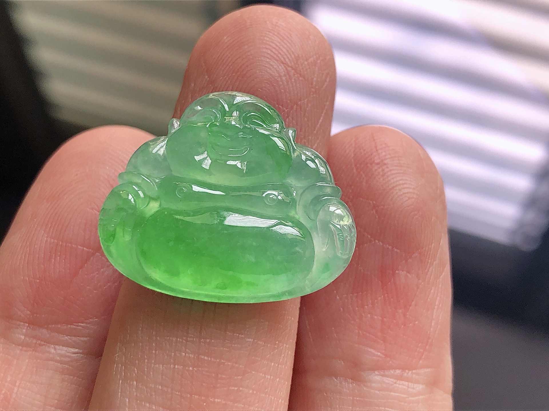 ️ 冰种阳绿佛公， 色泽艳阳，通透水润，玉质细腻，夺目迷人，雕工精湛，面相慈祥大气，品相，无裂，尺