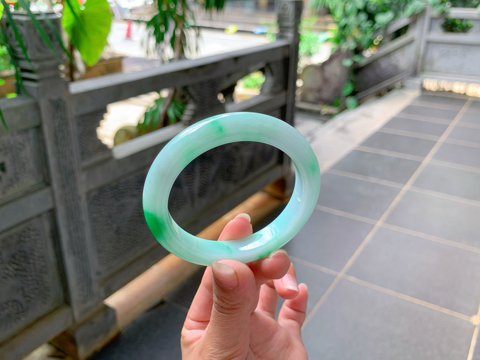 ｜55圈口
白底青，飘阳绿花，抢眼大气，底妆细腻光滑，富贵感满满，