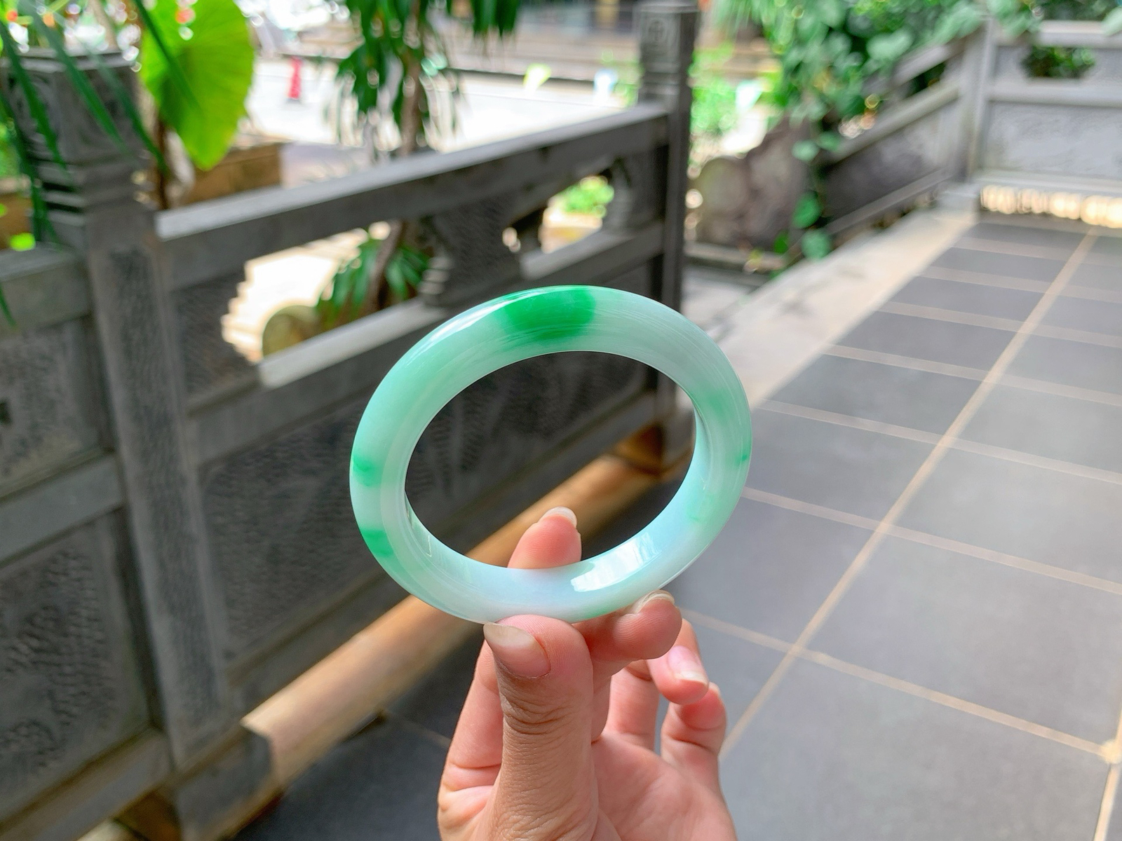 ｜55圈口
白底青，飘阳绿花，抢眼大气，底妆细腻光滑，富贵感满满，