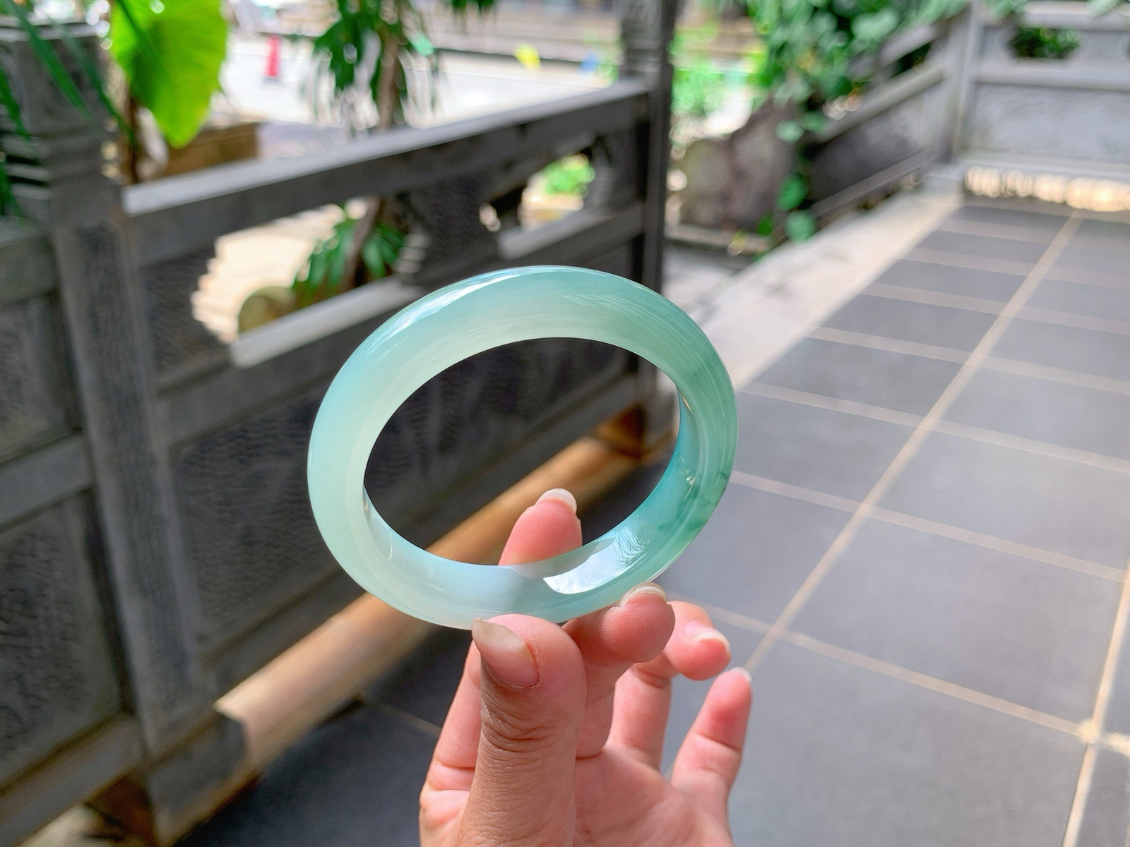 ｜54圈口
半山半水翡翠手镯，飘墨绿花，整体冰胶一体细腻柔和，清雅大方，