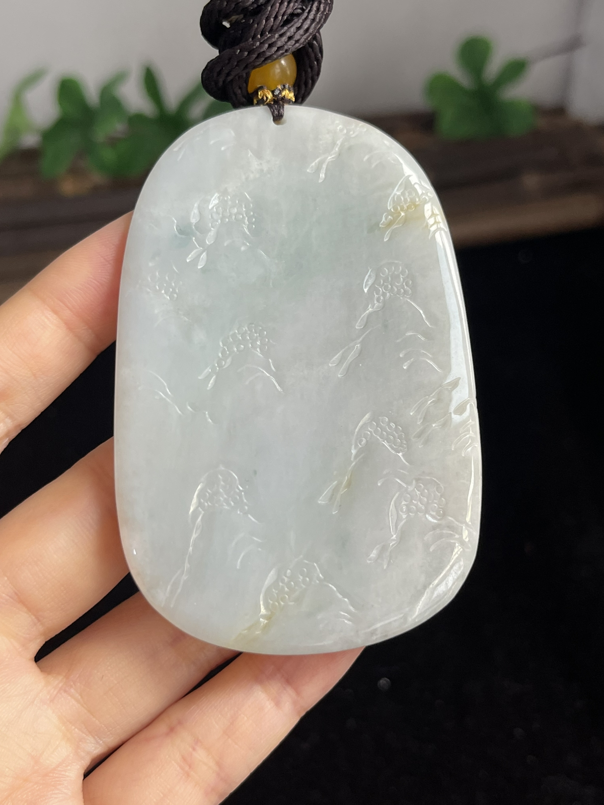 翡翠吊坠，配珠未测,褐黄色颜色成因未定
