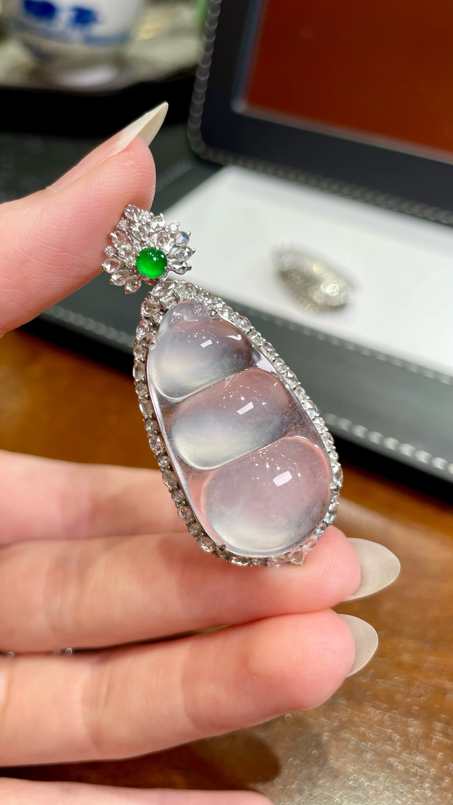 

茅台白玻璃冰福豆吊坠 · 轻奢高品质美物

18K · 整：49.8*21.6*14.2mm
