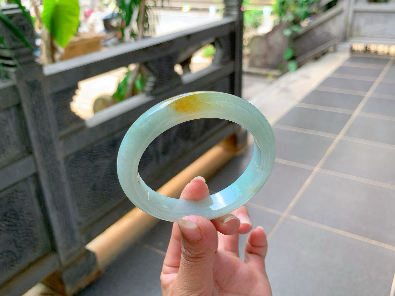 ｜58圈口
冰晴底飘黄翡，色系比较偏古典风格，一抹鸡油黄金灿灿的，