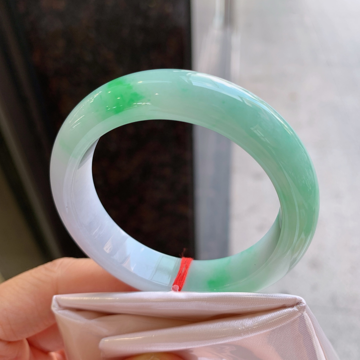 正圈飘绿 无裂 尺寸：50.2/12.2/8.2 小圈口