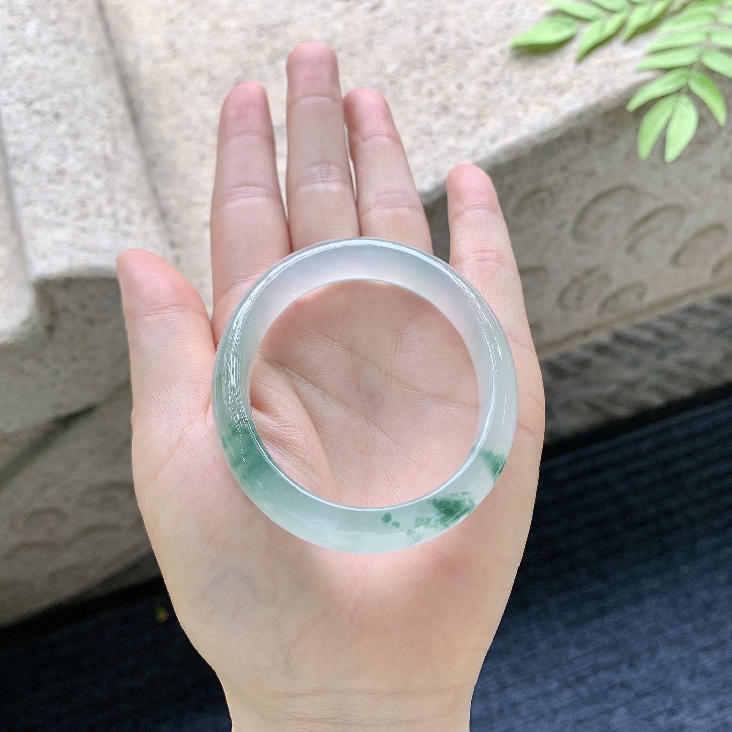 贵妃51 52 圈口54.4/45.2/12.2/7.5 编码GJ060752 冰种飘花，清透，水润，种老，细腻，打灯有纹絮