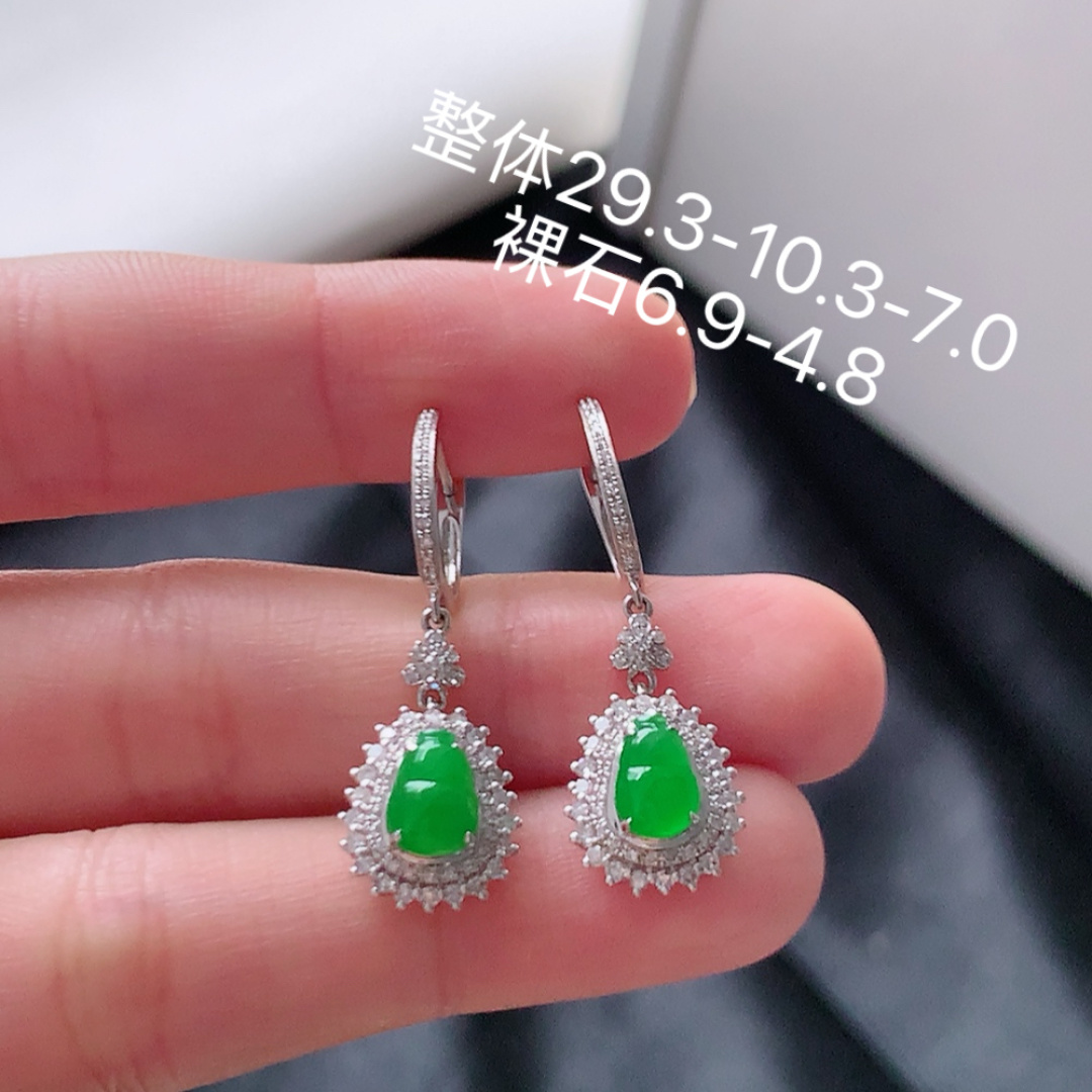 冰阳绿葫芦耳坠。翠色明媚，冰润底子细腻，佩戴优雅时尚 货号54606，29.3-10.3-7.0