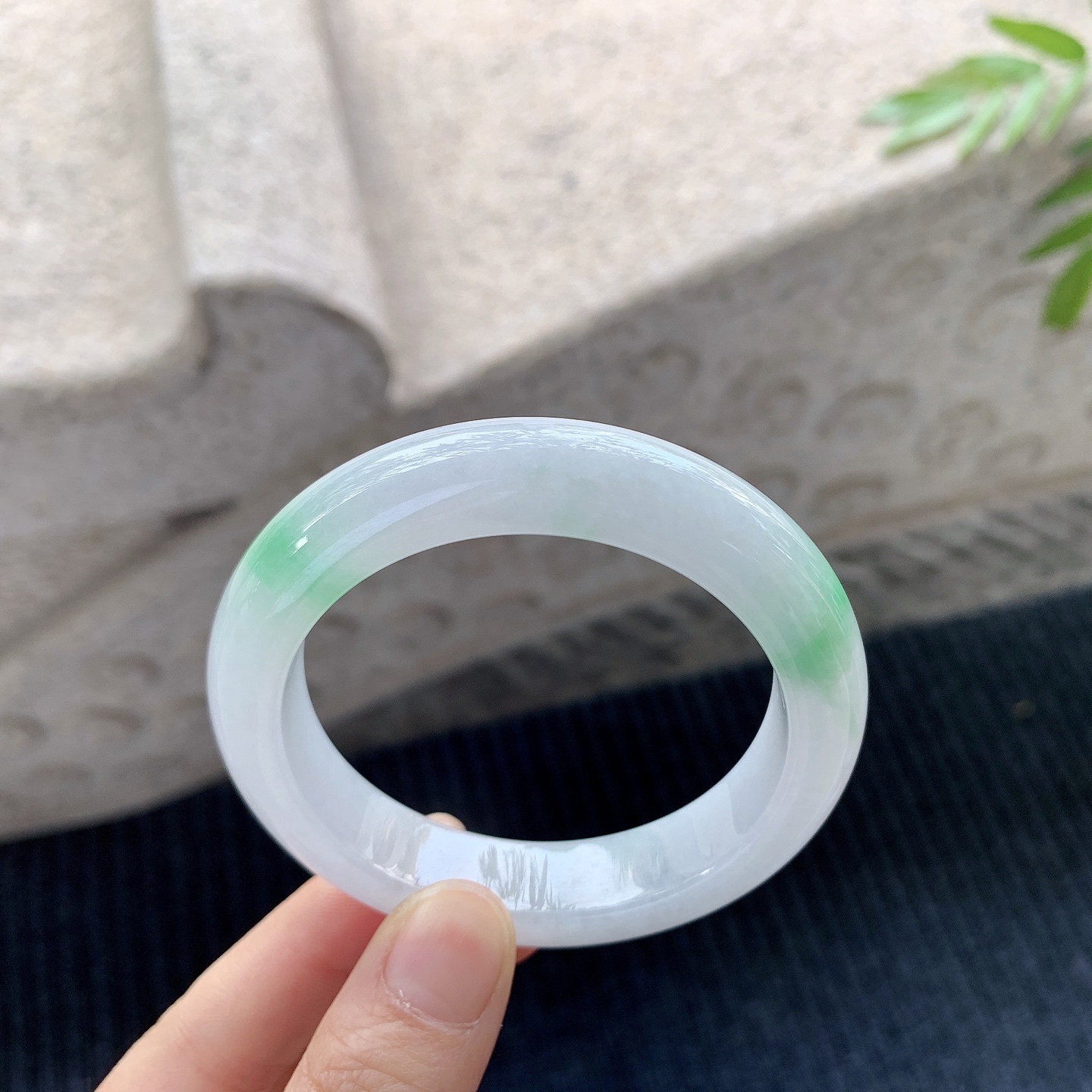 正圈52 53【圈口】53/12/9【编码】A1060866【描述】冰糯飘绿，水润，种老，细腻，打灯有纹线