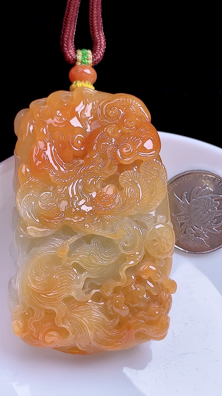 冰红凤穿牡丹 色泽艳丽，雕工精湛 尺寸：69/40.4/16.4