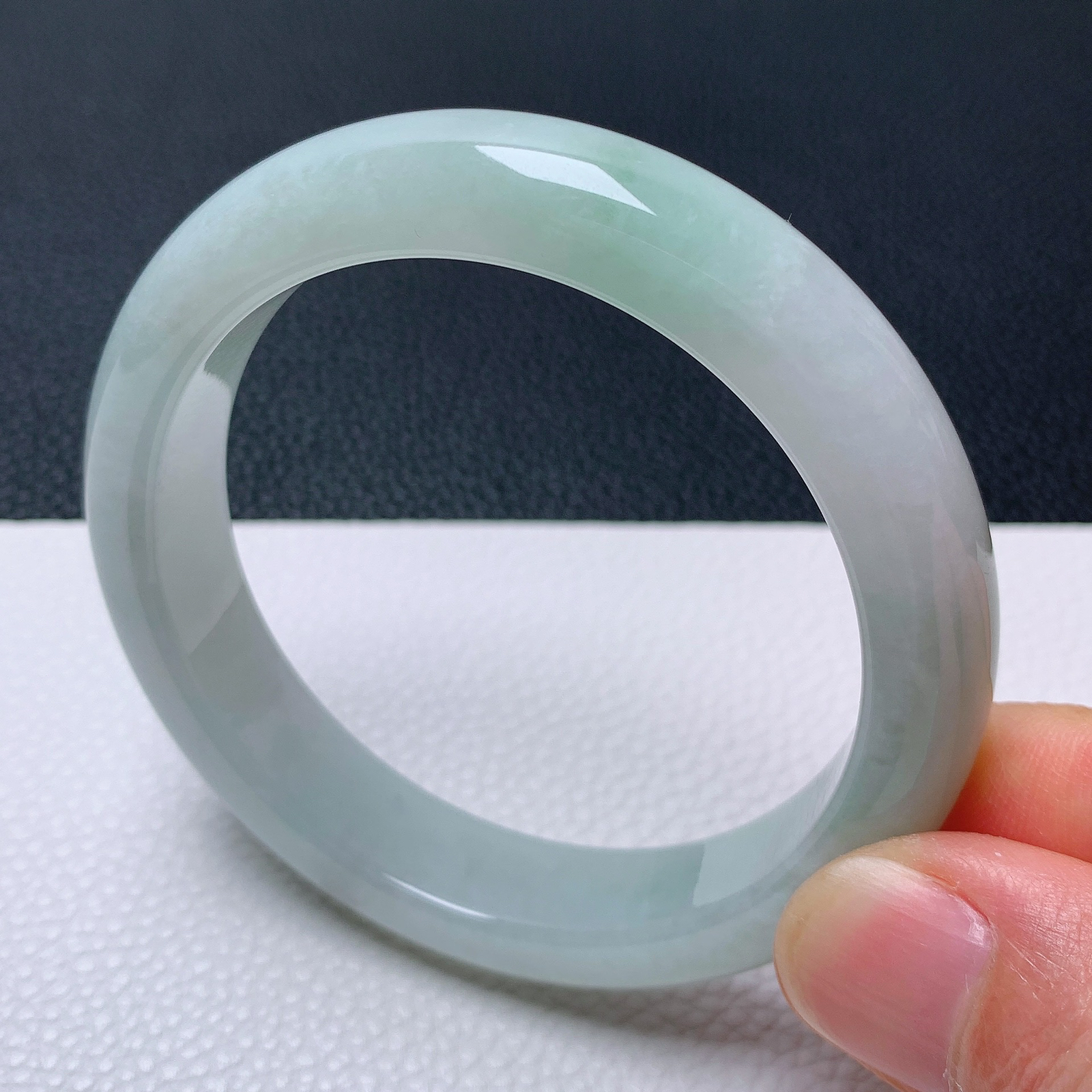天然翡翠圈口54-55老坑飘绿手镯 玉质细腻 种水好 尺寸：55-12-8.1mm  M11