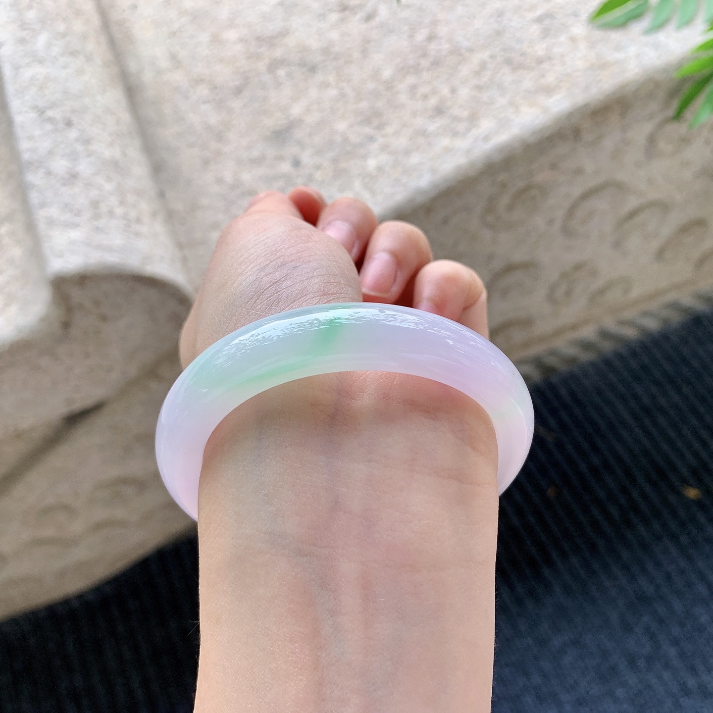 贵妃52 53【圈口】55/48.8/11.7/8.4【编码】BA060705【描述】春彩，水润，种老，细腻，打灯有絮线