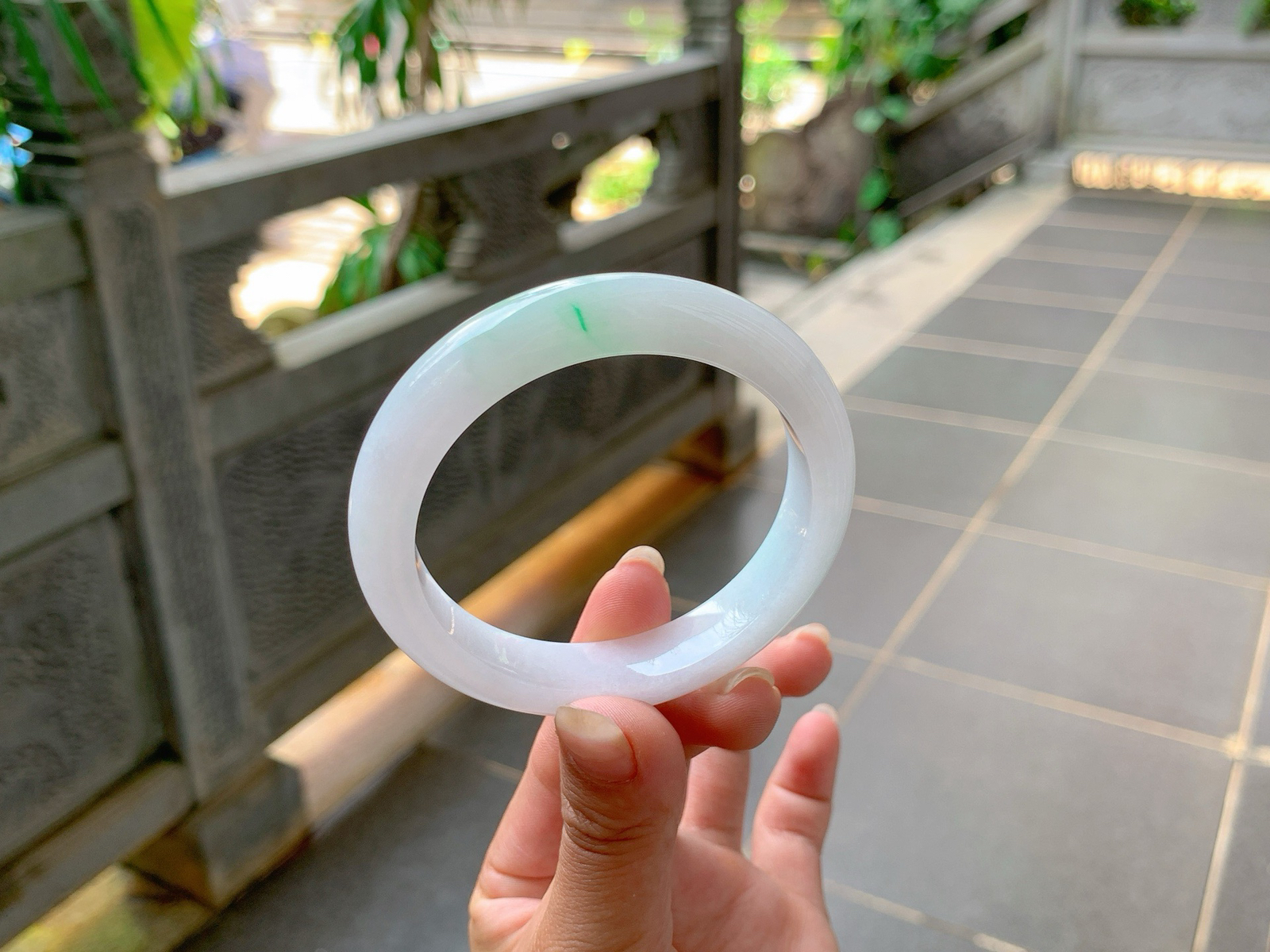🪩｜55圈口
白底，飘金丝绿花，增添了一份灵气，端庄秀丽，