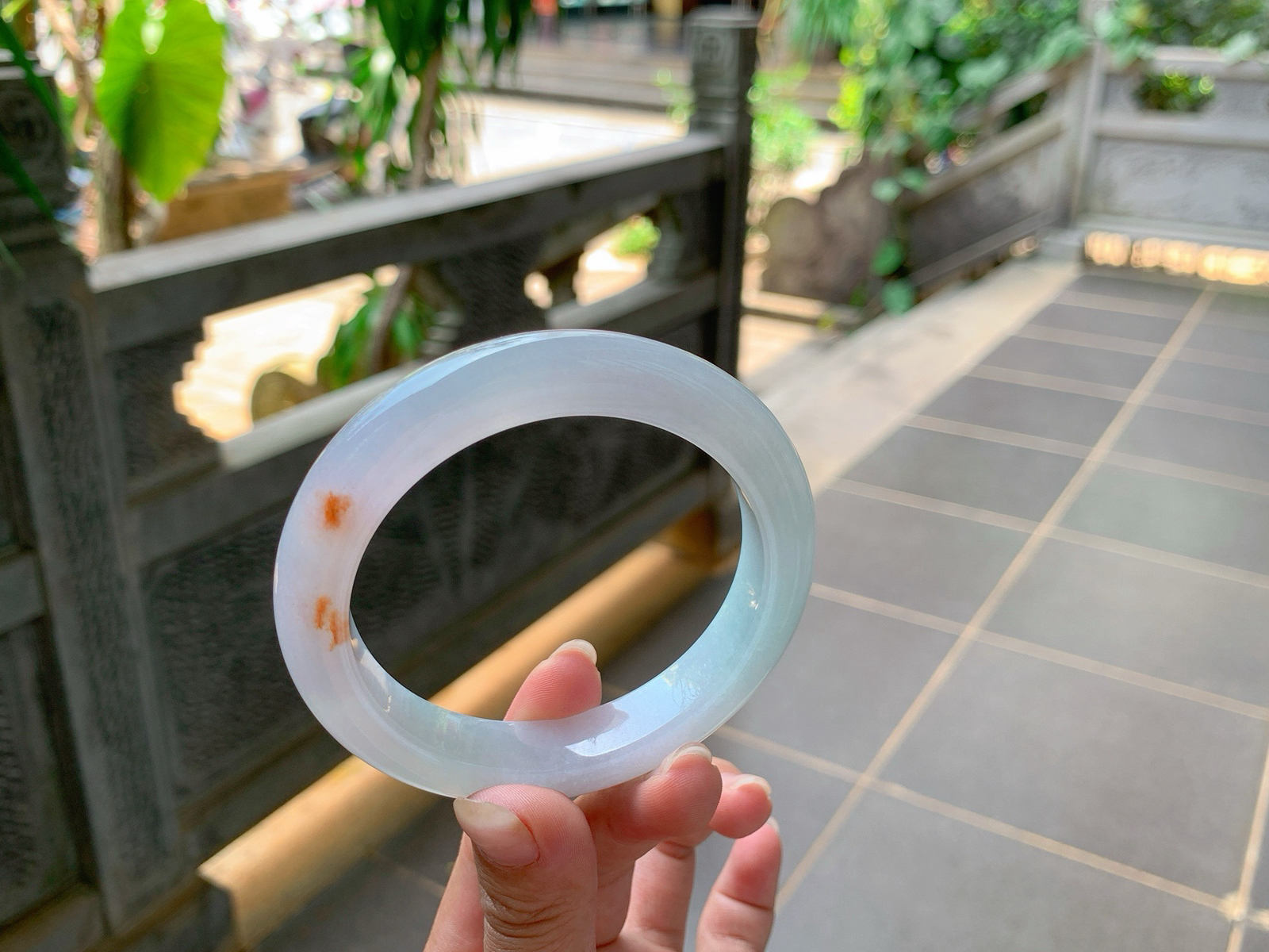 ｜60圈口
冰飘黄翡，两抹枫叶红格外的吸睛，淡淡的底色，美的像一幅画，