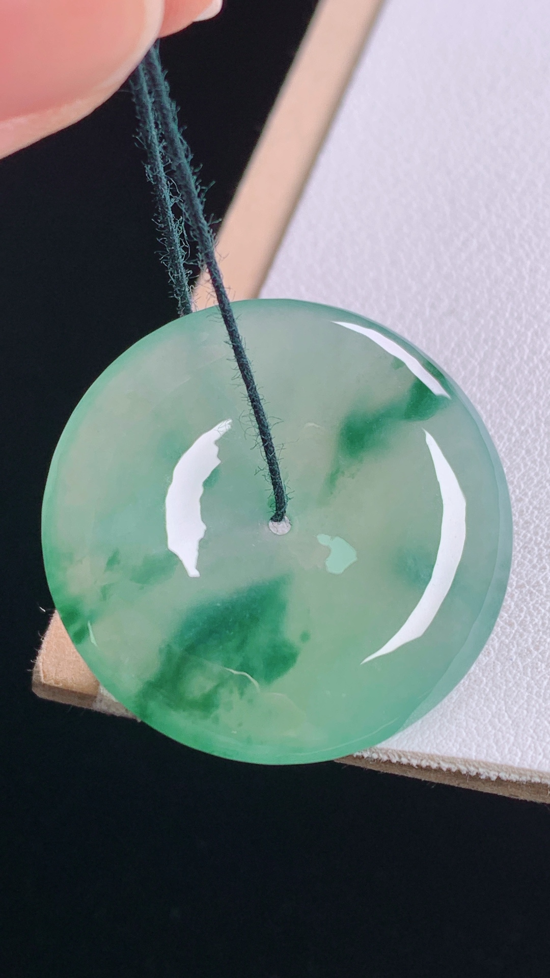 冰晴飘花平安扣 有种有色，花色灵动，无裂，尺寸:30.6-5.8mm