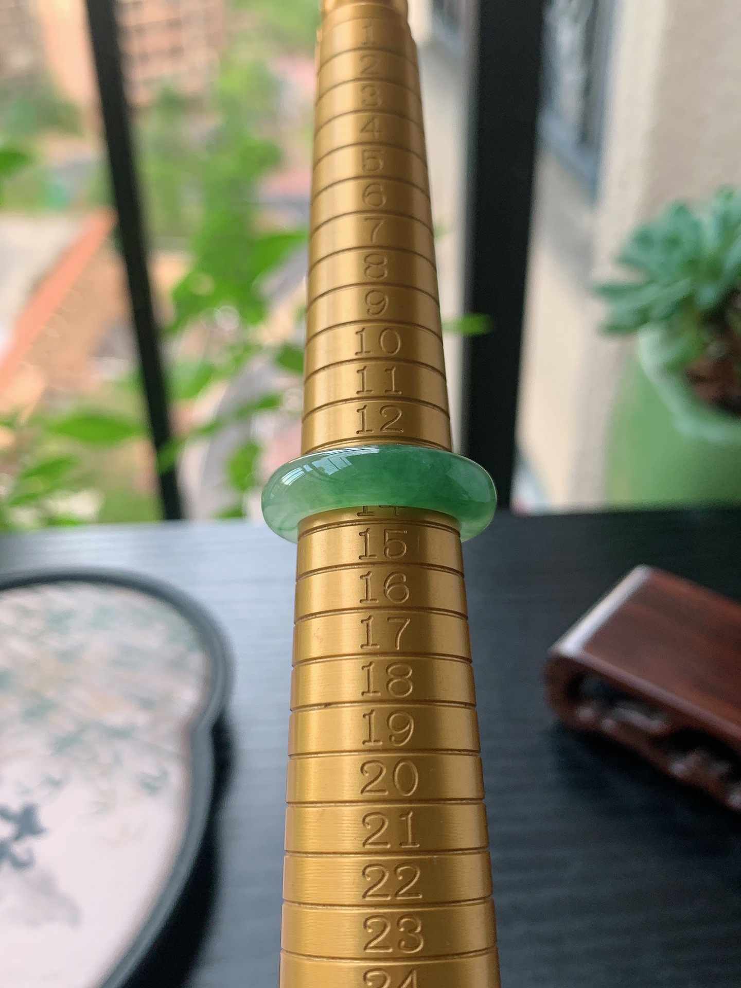 老坑冰种胶感飘绿素面戒指 裸石尺寸:17-6-3.9mm