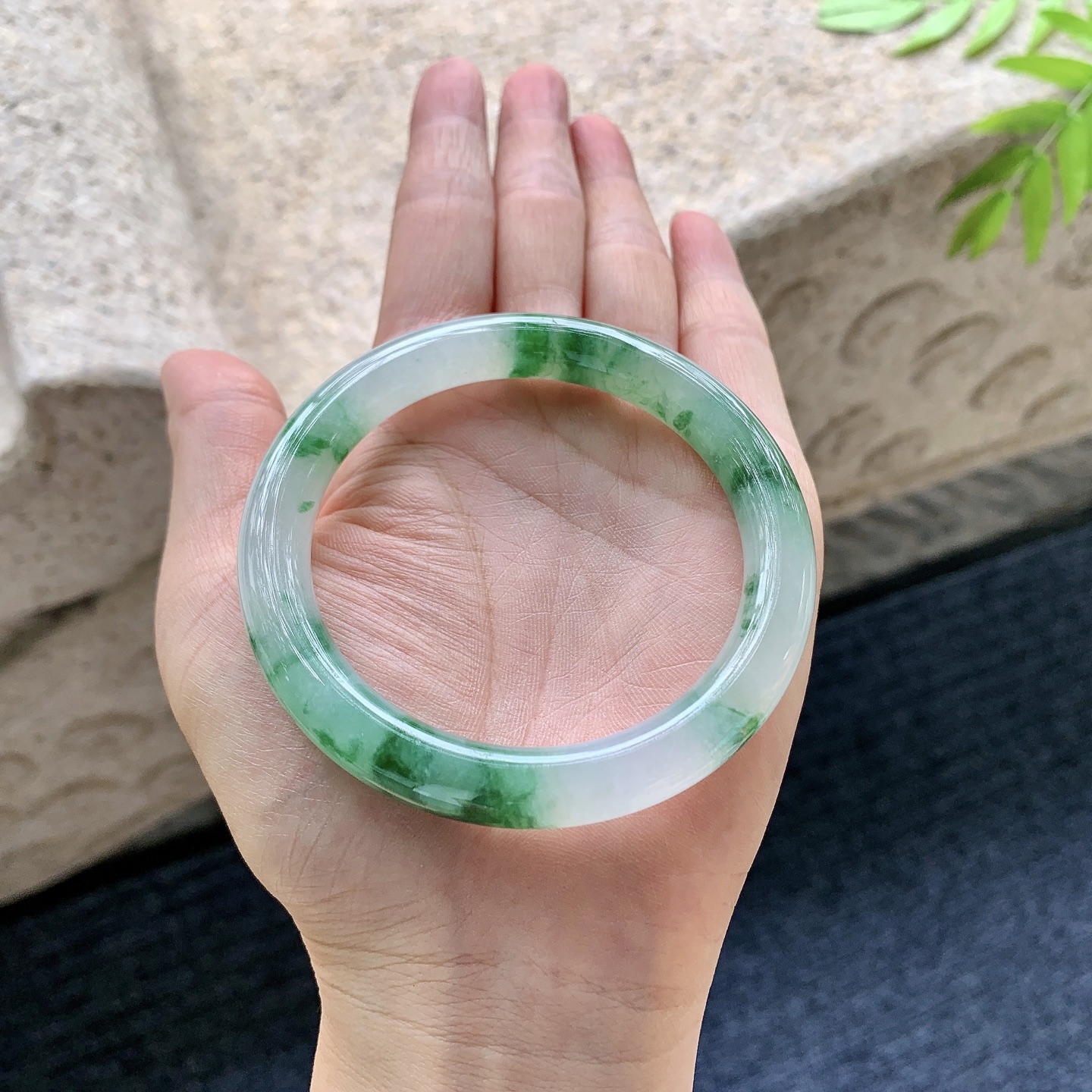 圆条55 56【圈口】56/8.9/9.2【编码】B2083104【描述】糯冰飘绿花，水润，种老，细