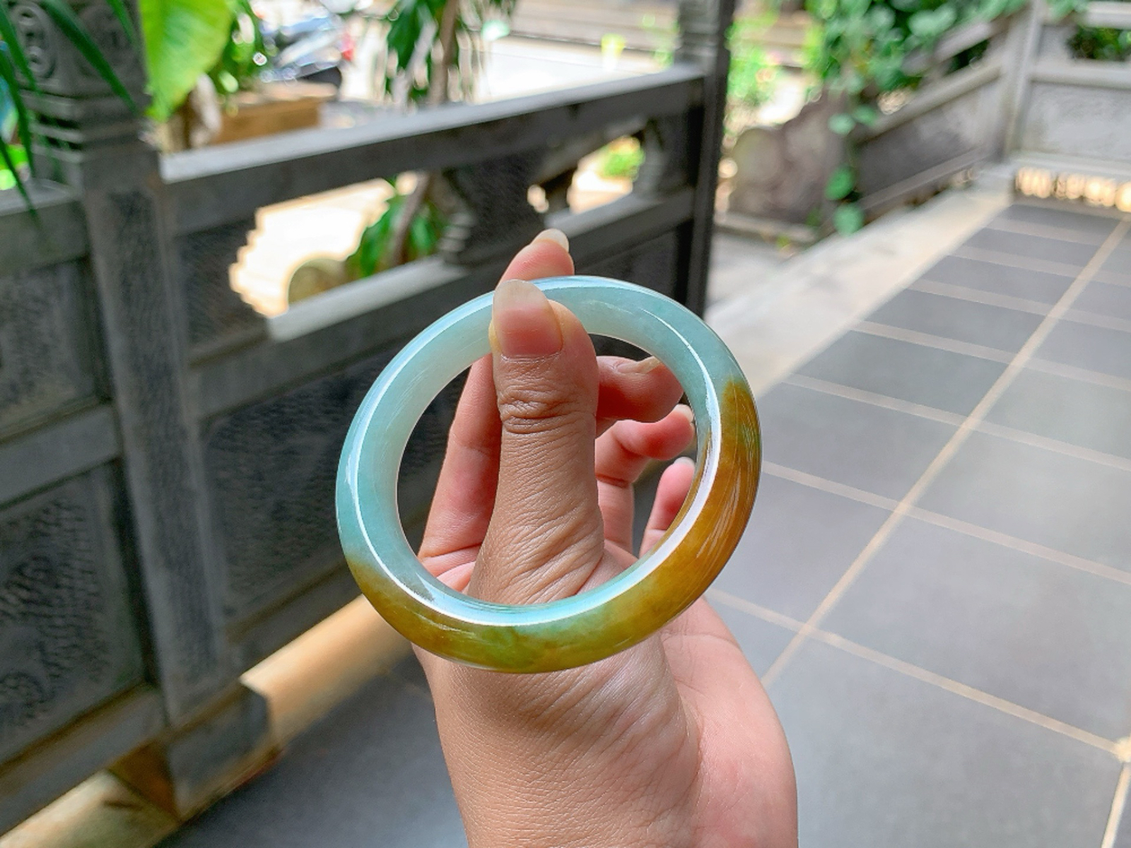 ️｜53圈口
冰黄翡福镯，条粗:10.4，黄中飘点绿，特别的有特色，福气满满的