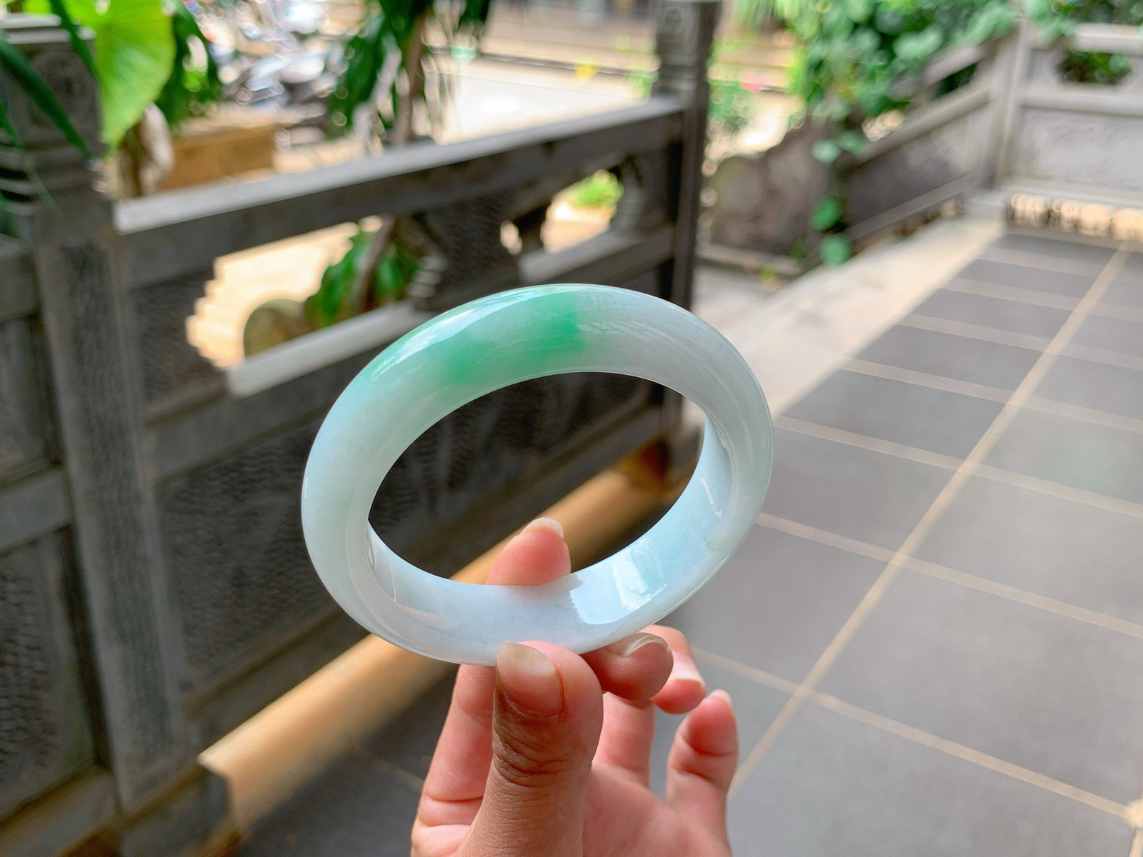 ｜57圈口
白底青，飘阳绿花，花朵大气清新，低调不张扬，整体温润细腻