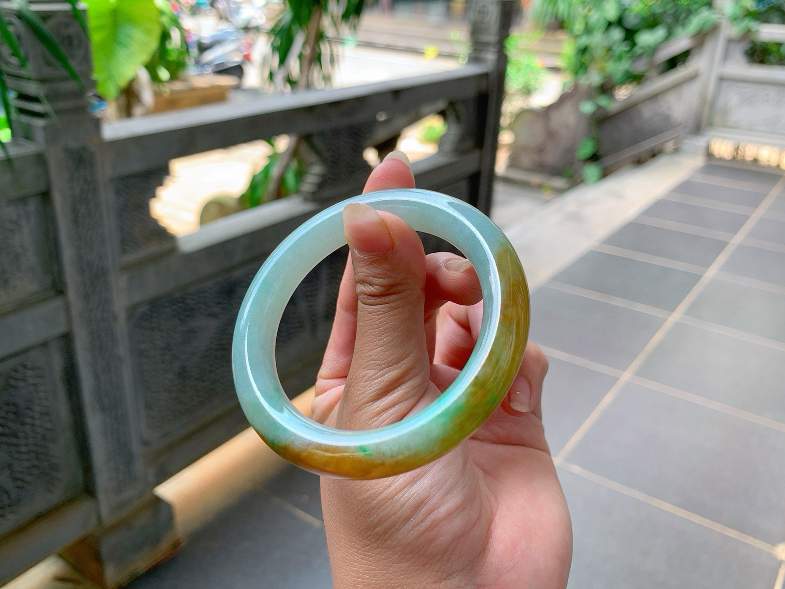 ️｜53圈口
冰黄翡福镯，条粗:10.4，黄中飘点绿，特别的有特色，福气满满的