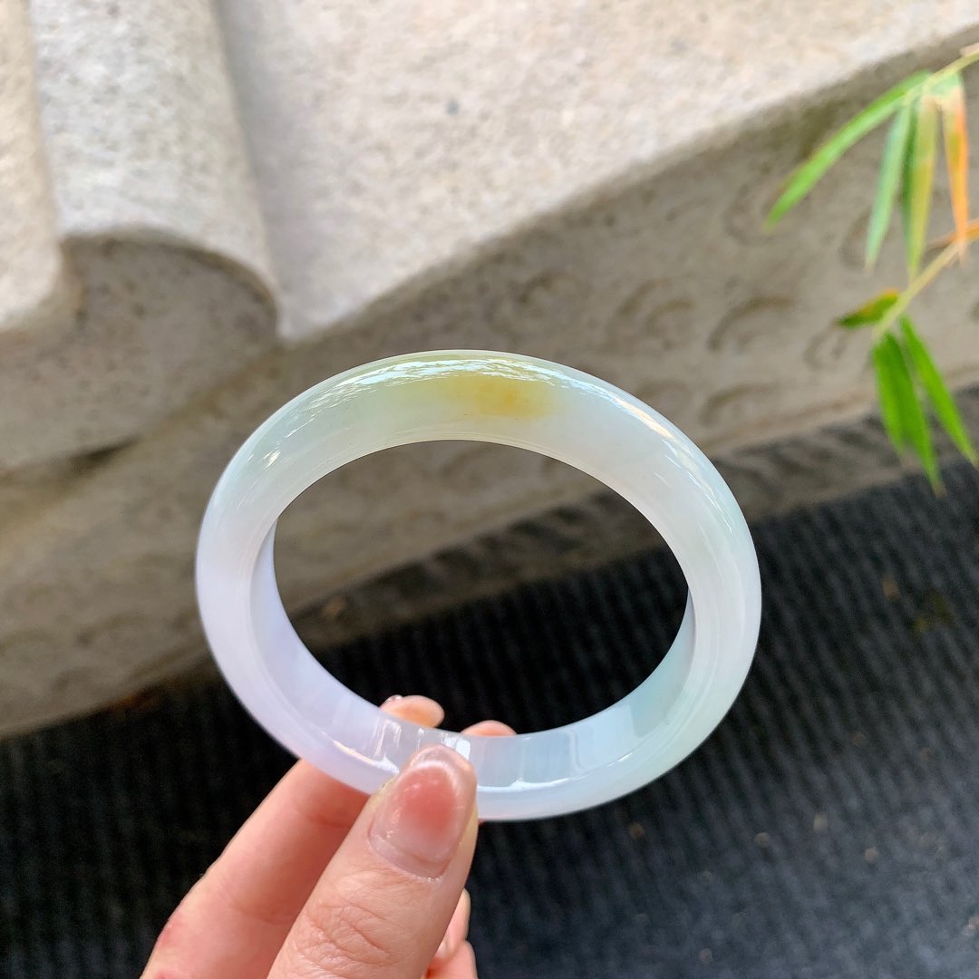 正圈57 58【圈口】58.3/12.5/9【编码】BA060808【描述】冰糯双彩，水润，种老，细腻，打灯有棉纹