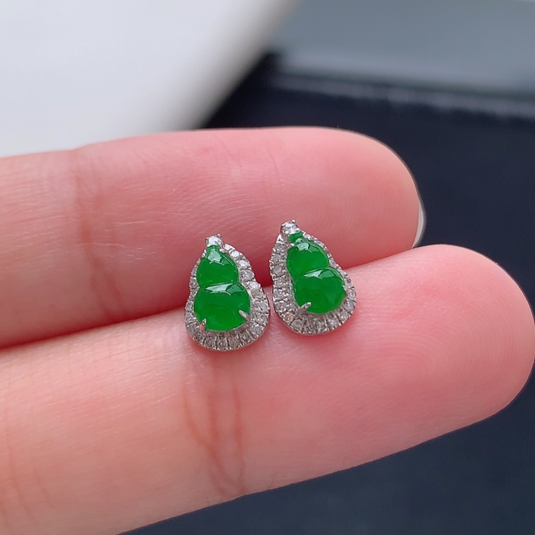冰阳绿葫芦耳钉 莹莹青翠，种老细腻水润，佩戴优雅时尚 货号114602，6.1-3.8-1.1