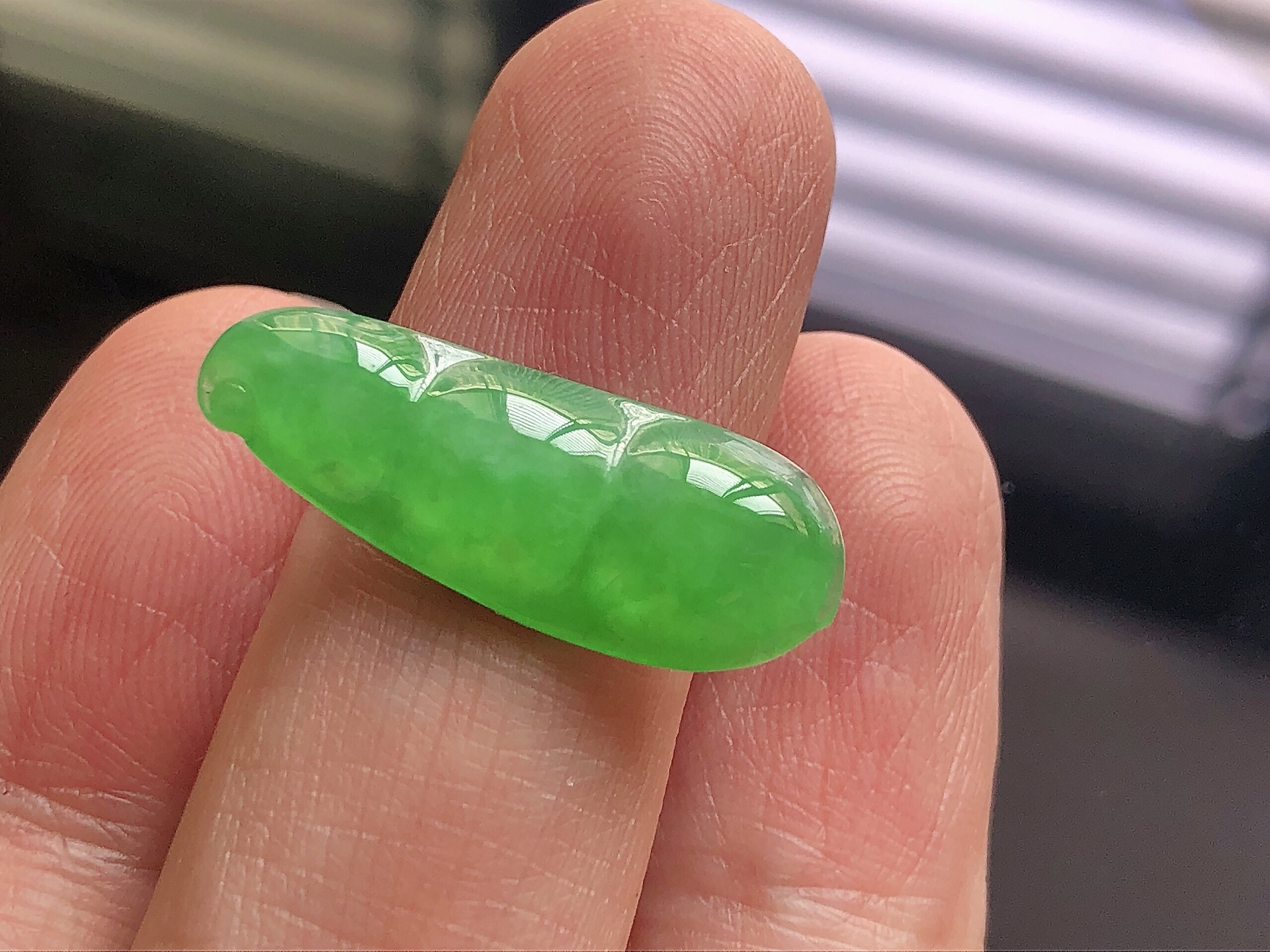 ️ 阳绿福豆， 色泽艳阳，通透水润，玉质细腻，夺目迷人，镶嵌效果，品相，无裂，尺寸25.2*9.4