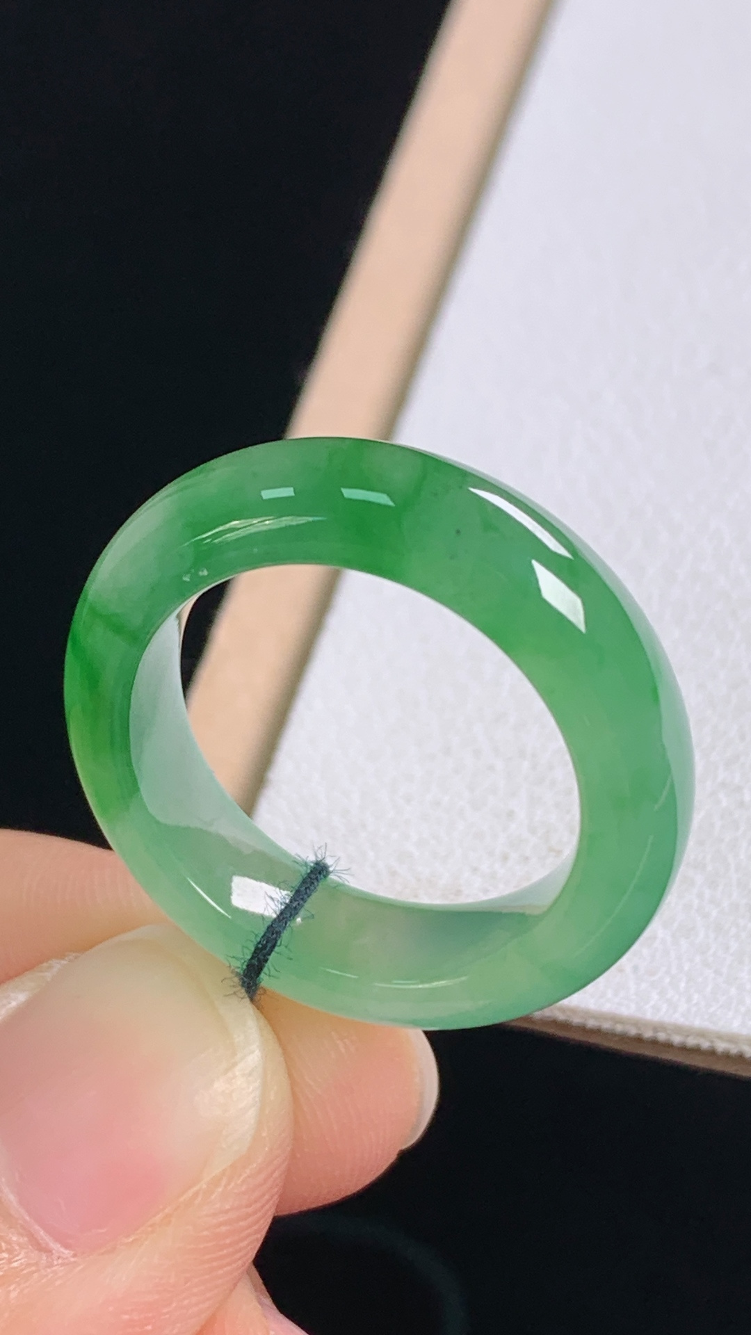 冰飘绿指环 色泽清新，光感十足，无裂 尺寸:圈口15/17.3-5.8-4.2mm