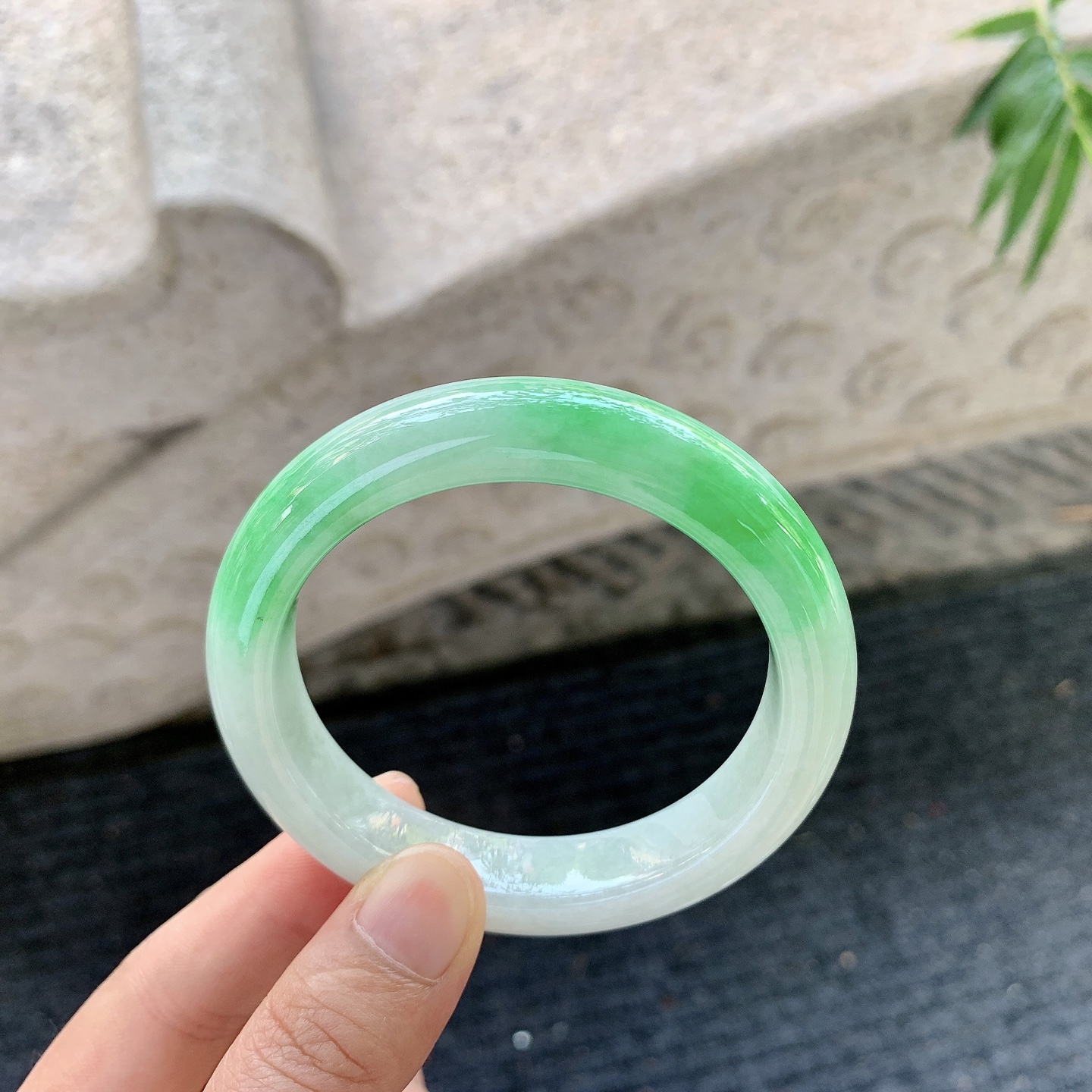 正圈54 55【圈口】55.5/12.4/9【编码】Q5060852【描述】飘阳绿，水润，种老，细腻，打灯有纹线