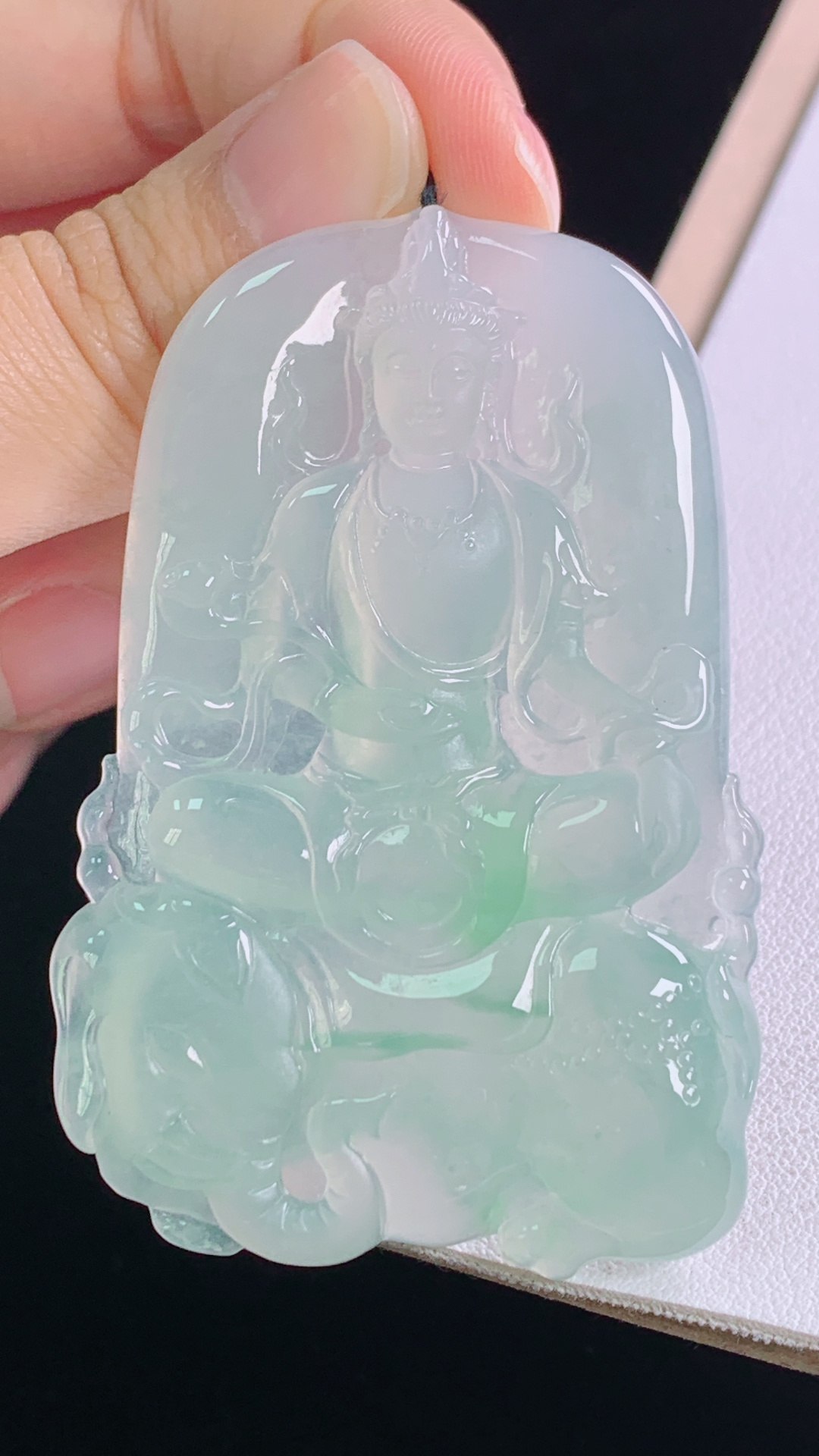 冰飘绿普贤菩萨花色灵动，雕工精湛，无裂，尺寸:62.7-41.3-5.9mm