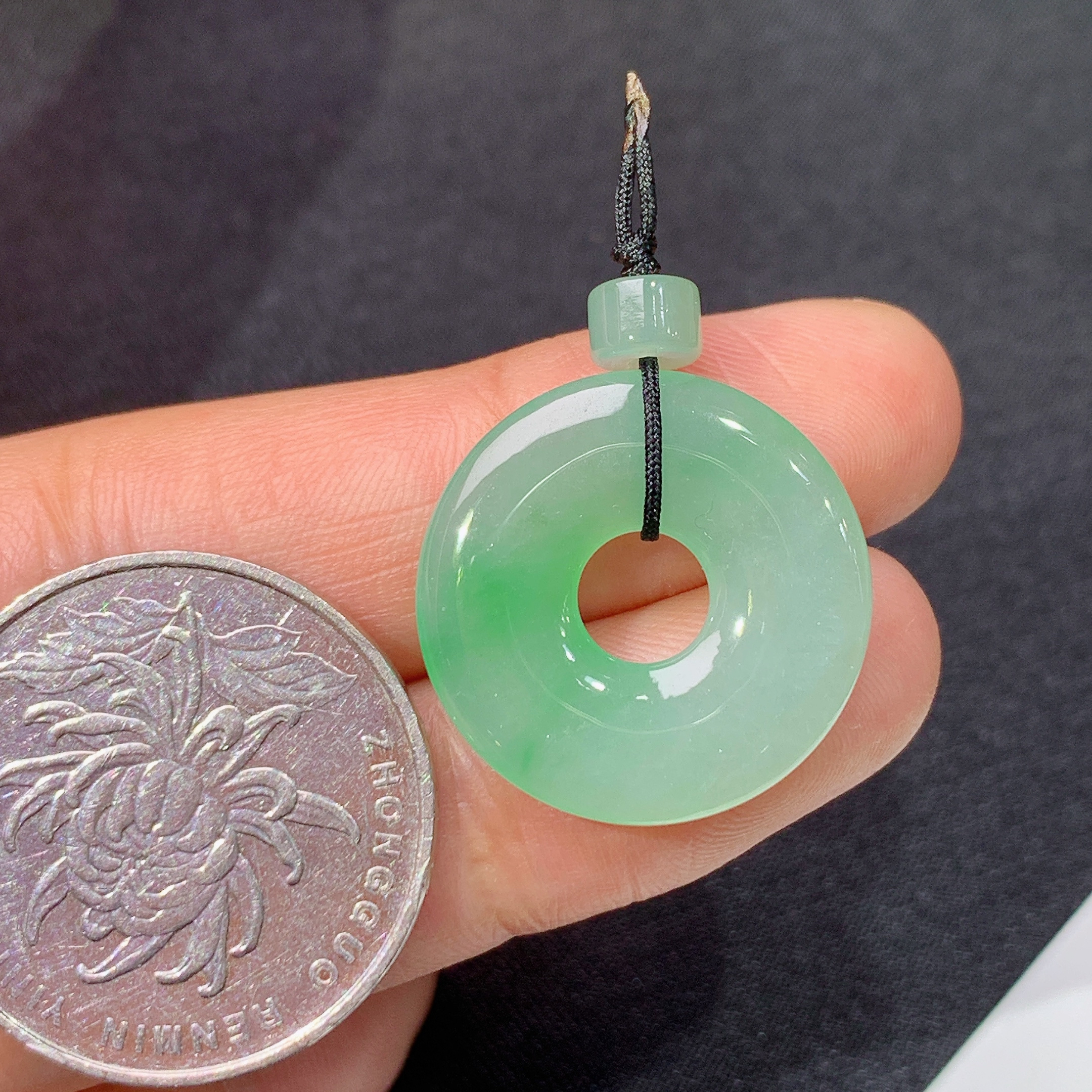 冰飘绿甜甜圈，镶嵌佳品，冰润细腻，种水足，001整体尺寸20.8*3.3