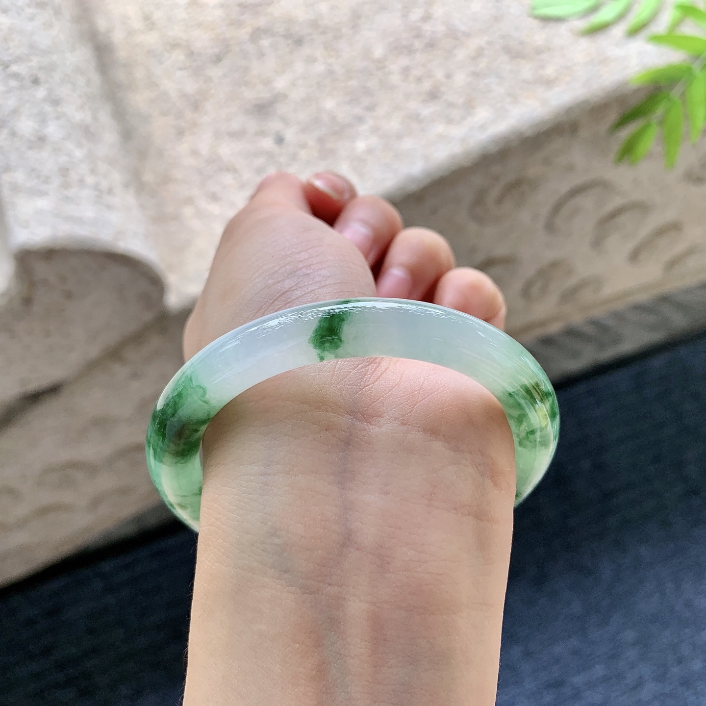 圆条55 56【圈口】56/8.9/9.2【编码】B2083104【描述】糯冰飘绿花，水润，种老，细腻，打灯有纹线