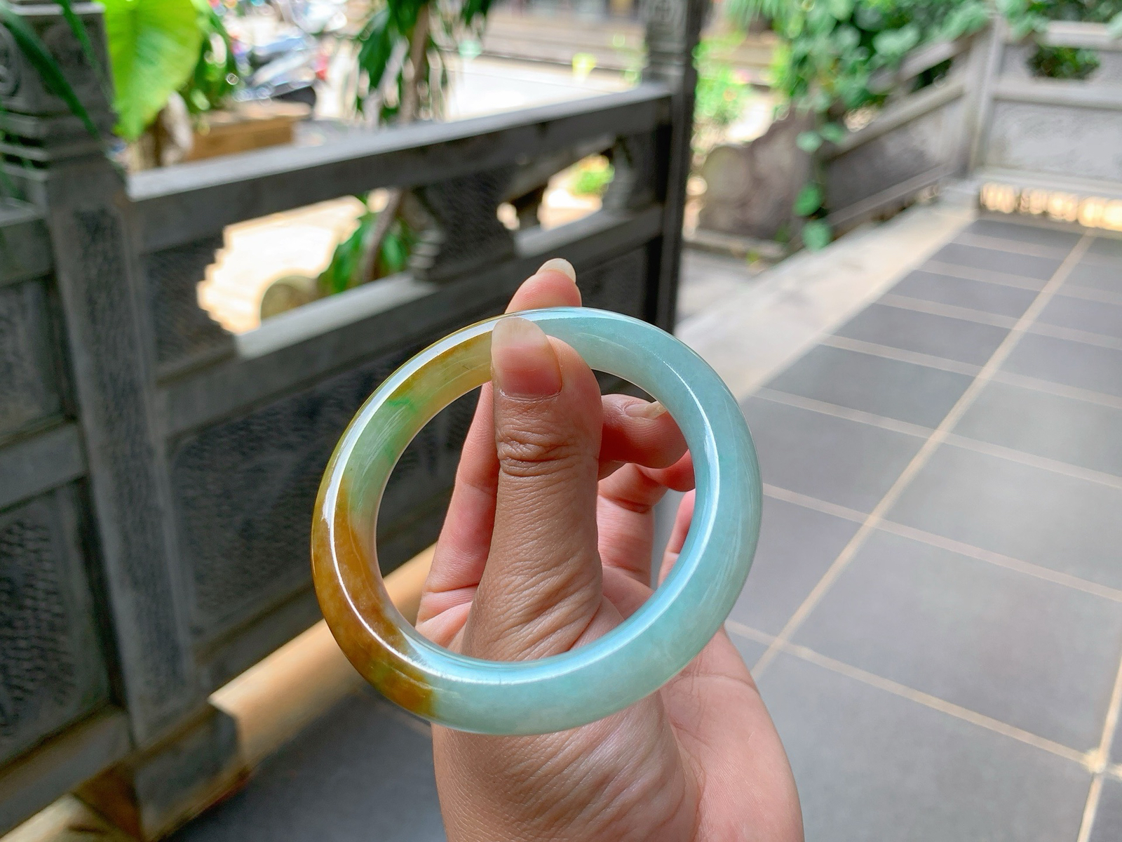 ️｜53圈口
冰黄翡福镯，条粗:10.4，黄中飘点绿，特别的有特色，福气满满的