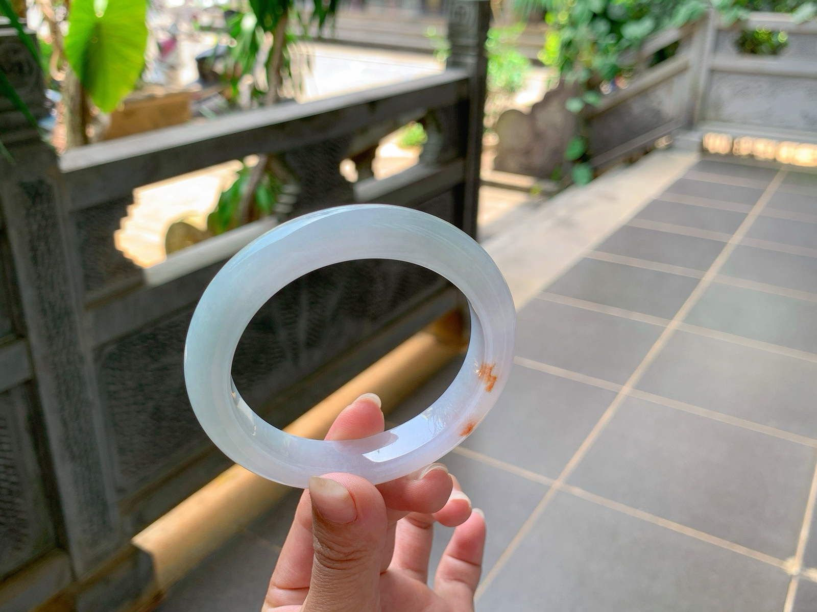 ｜60圈口
冰飘黄翡，两抹枫叶红格外的吸睛，淡淡的底色，美的像一幅画，