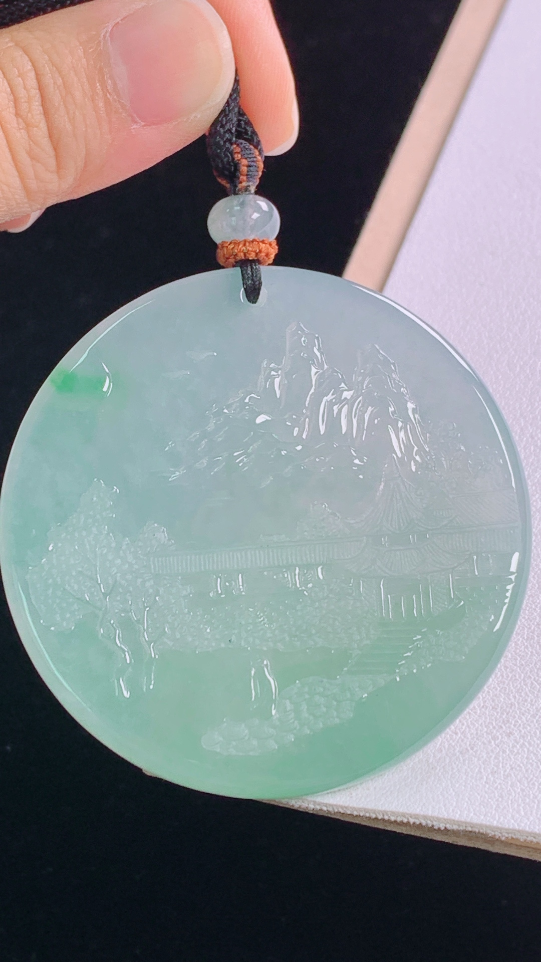 冰晴山水牌 水润清爽，雕工精湛，无裂 尺寸:54.6-5.7mm